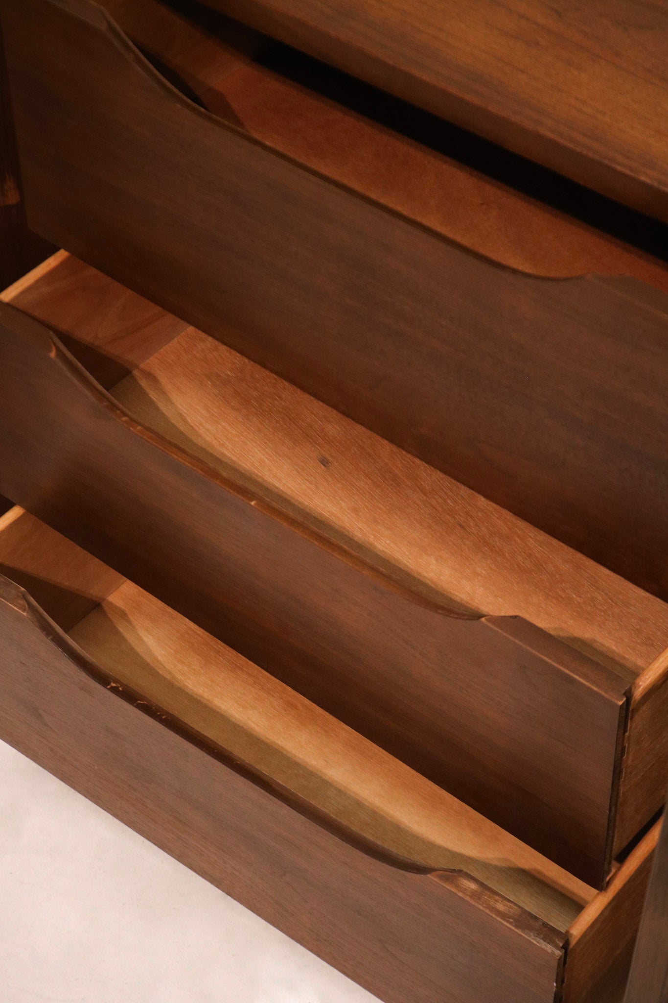 Mid Century Modern Walnut Wood Vintage 9 Drawers Dresser By Bassett