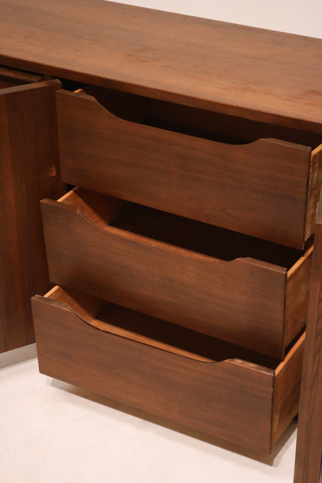 Mid Century Modern Walnut Wood Vintage 9 Drawers Dresser By Bassett