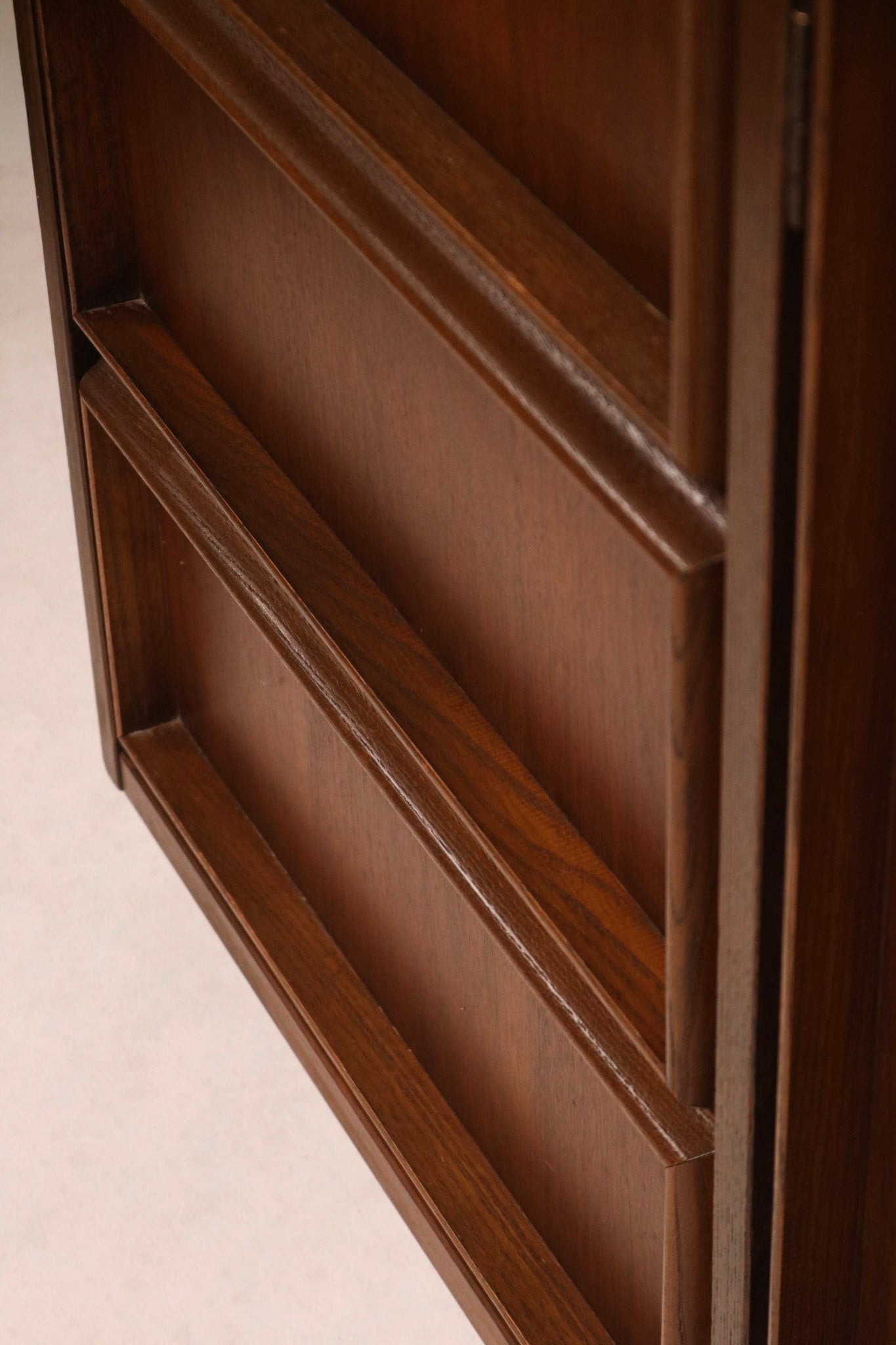 Mid Century Modern Walnut Wood Vintage 9 Drawers Dresser By Bassett