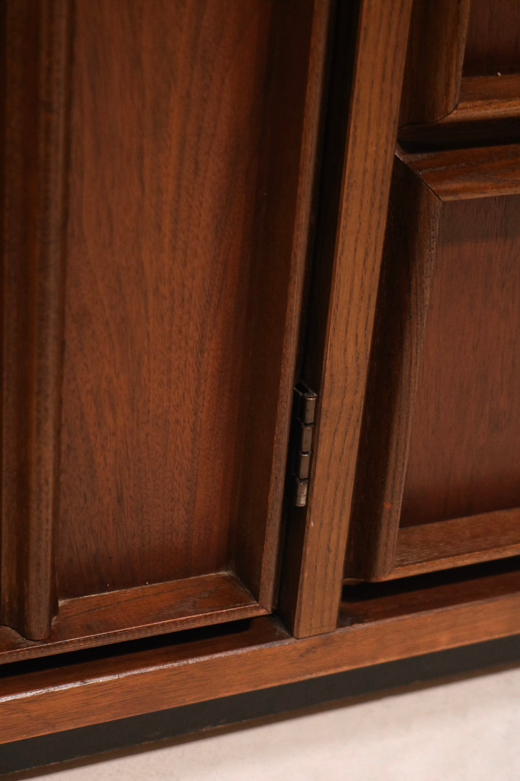 Mid Century Modern Walnut Wood Vintage 9 Drawers Dresser By Bassett