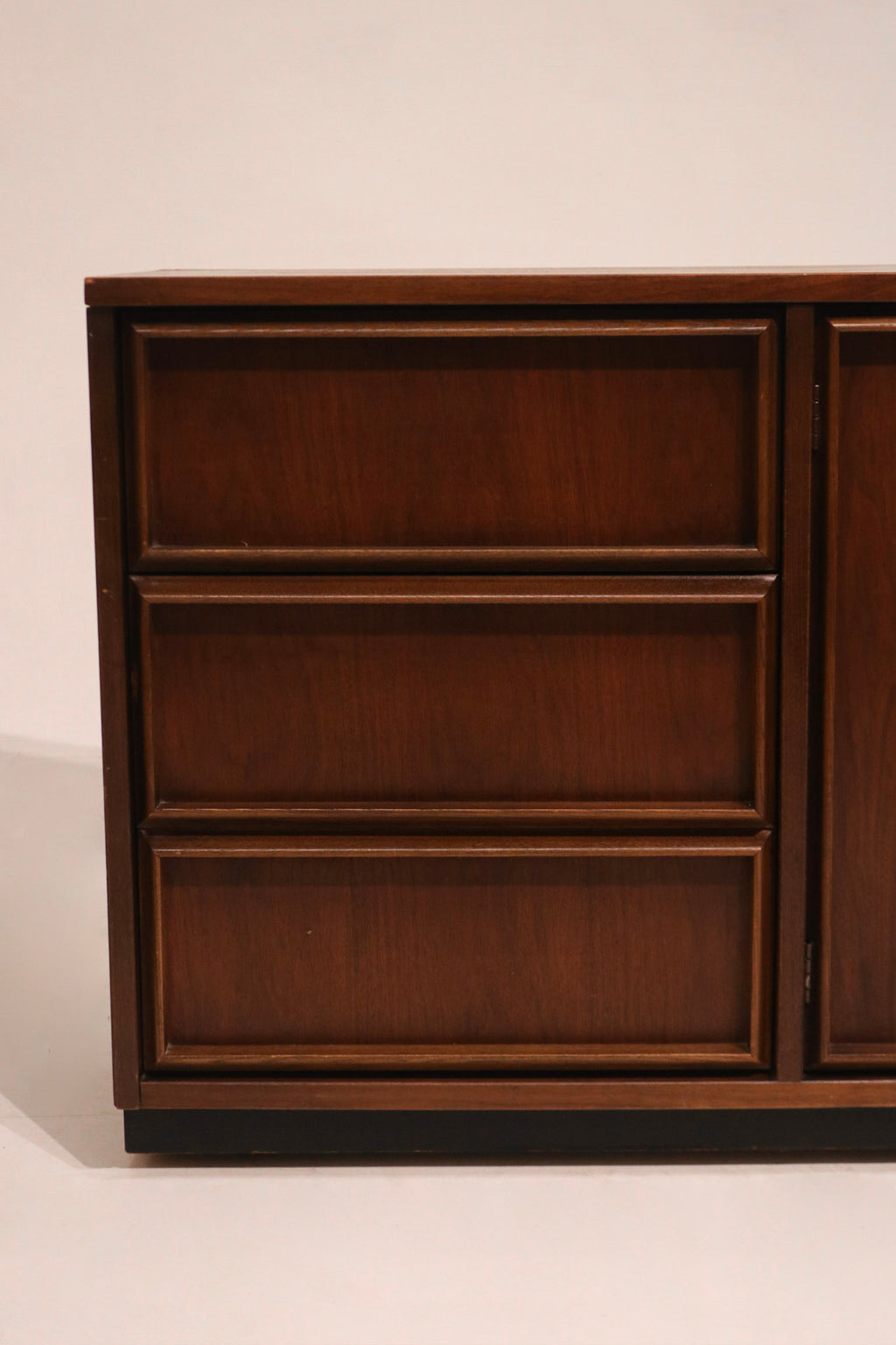 Mid Century Modern Walnut Wood Vintage 9 Drawers Dresser By Bassett