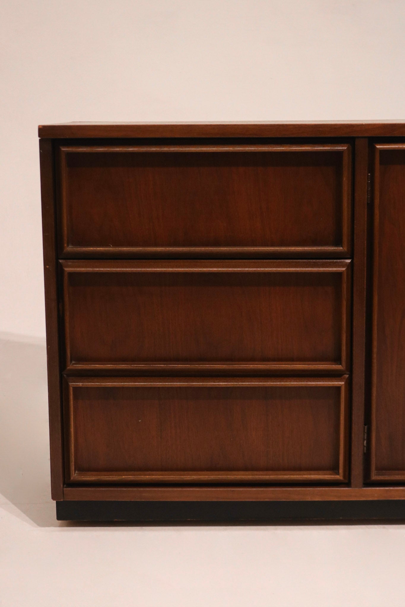 Mid Century Modern Walnut Wood Vintage 9 Drawers Dresser By Bassett