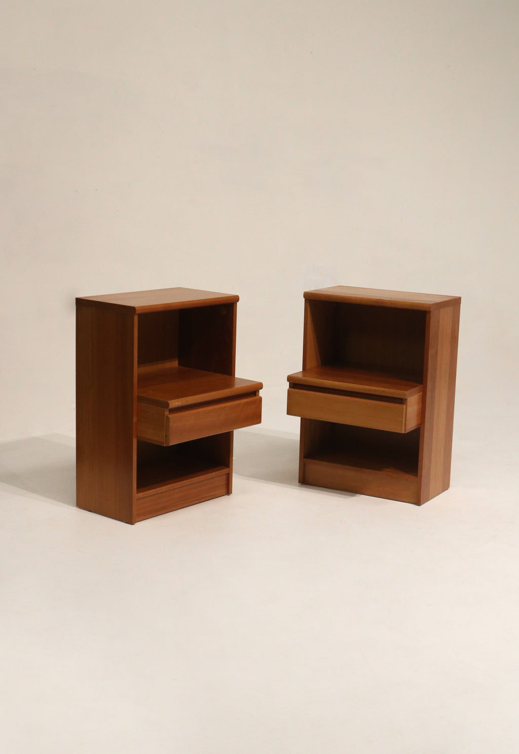 Set Of 2 Vintage Teak Wood Nightstands Bedside Tables With Drawers