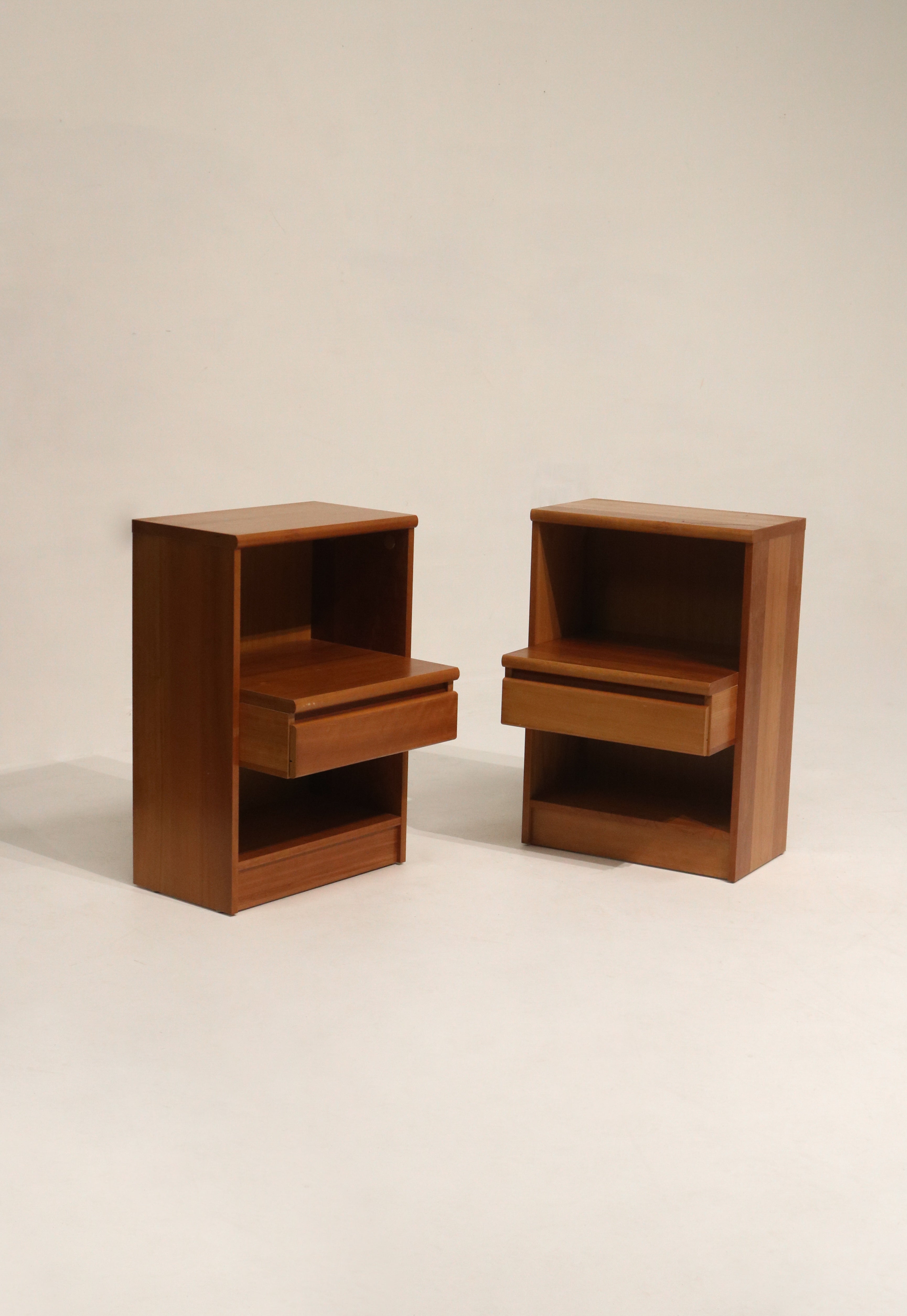 Set Of 2 Vintage Teak Wood Nightstands Bedside Tables With Drawers