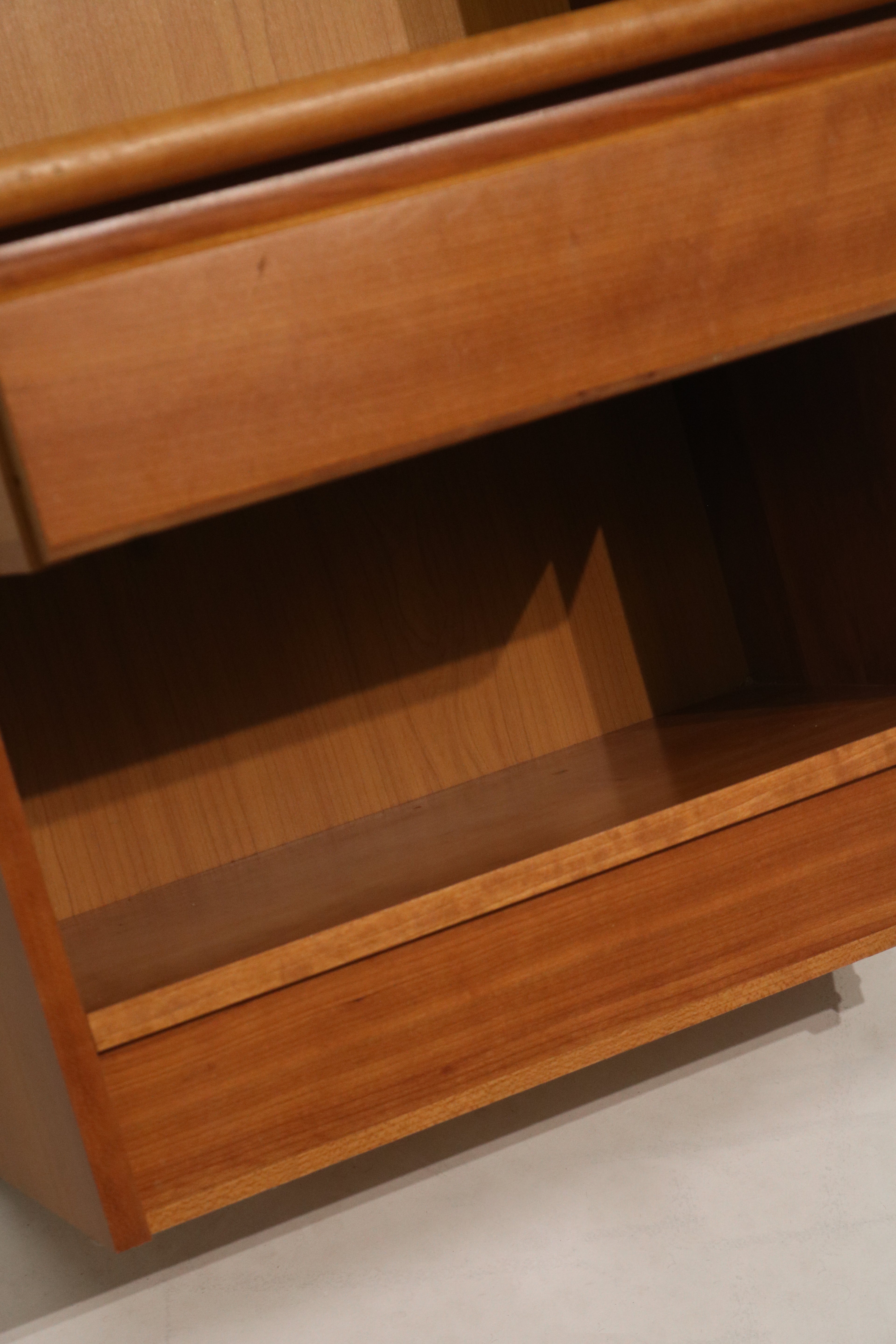 Set Of 2 Vintage Teak Wood Nightstands Bedside Tables With Drawers