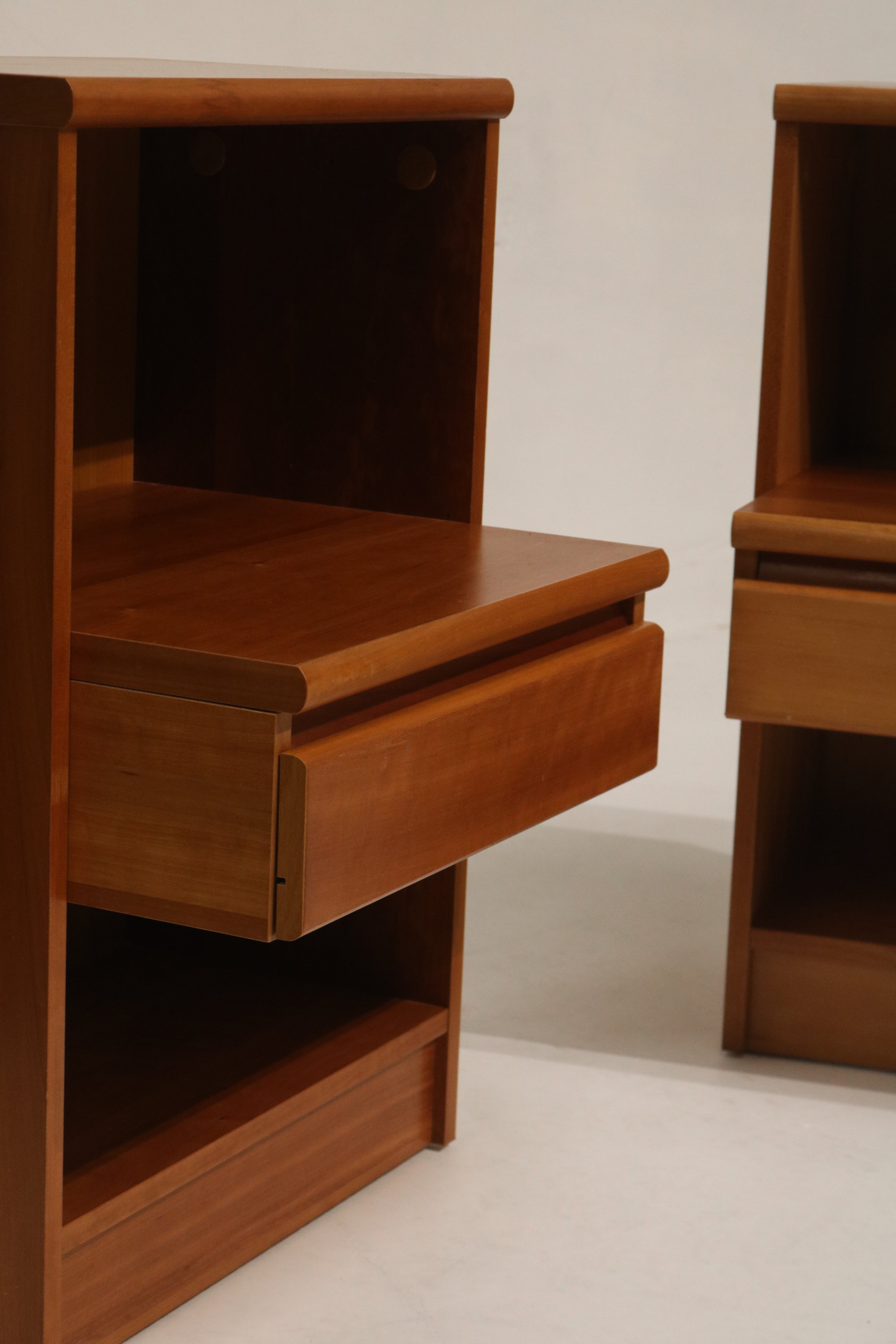 Set Of 2 Vintage Teak Wood Nightstands Bedside Tables With Drawers