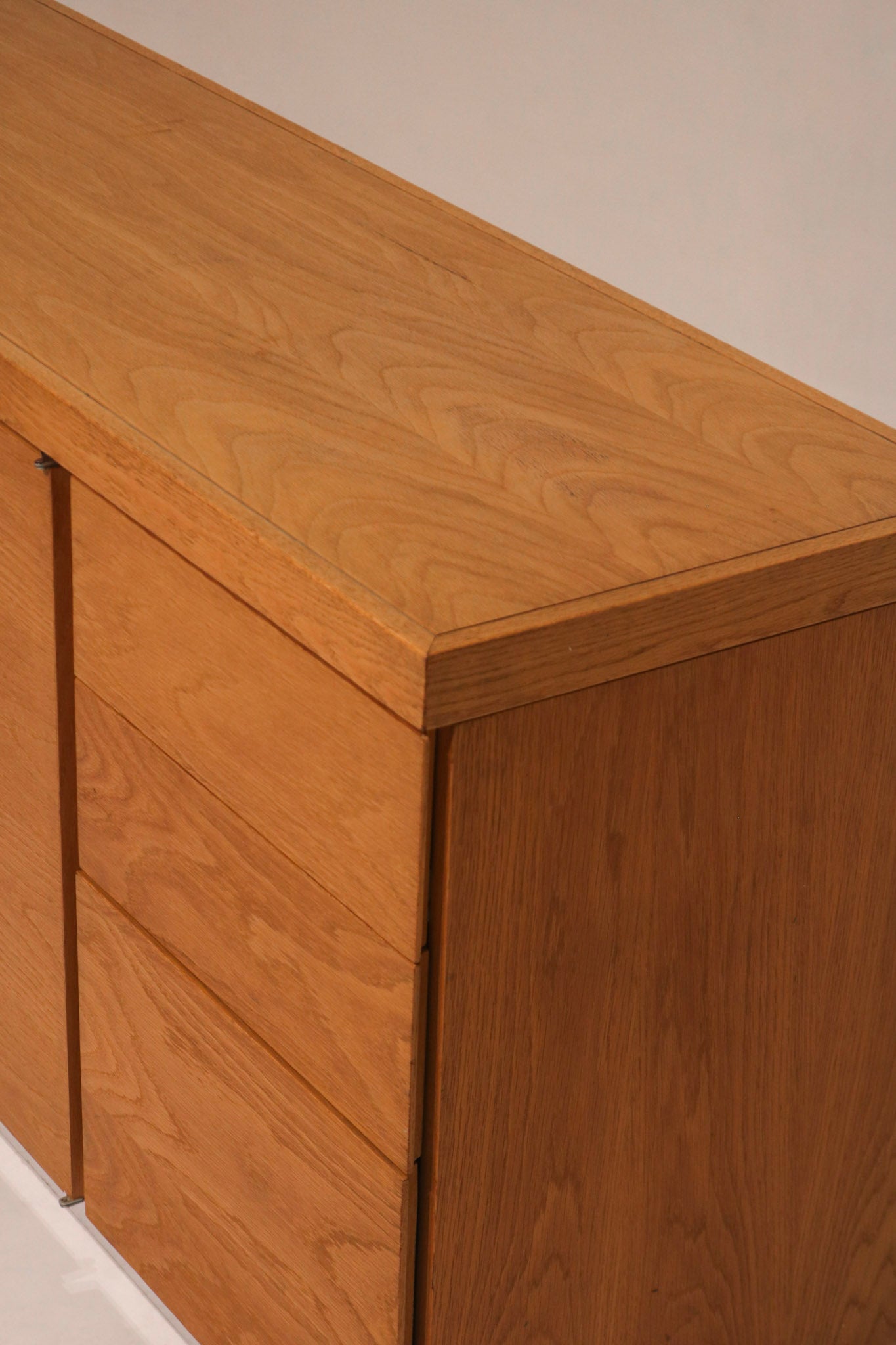 Angled right view highlighting the clean minimalist lines