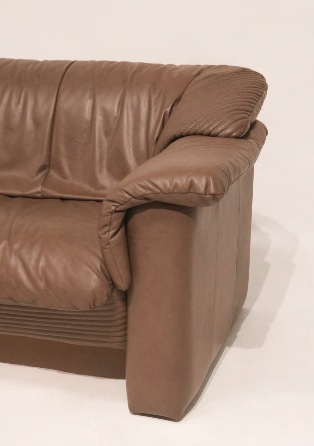 Detail of the back cushion leather style and comfort