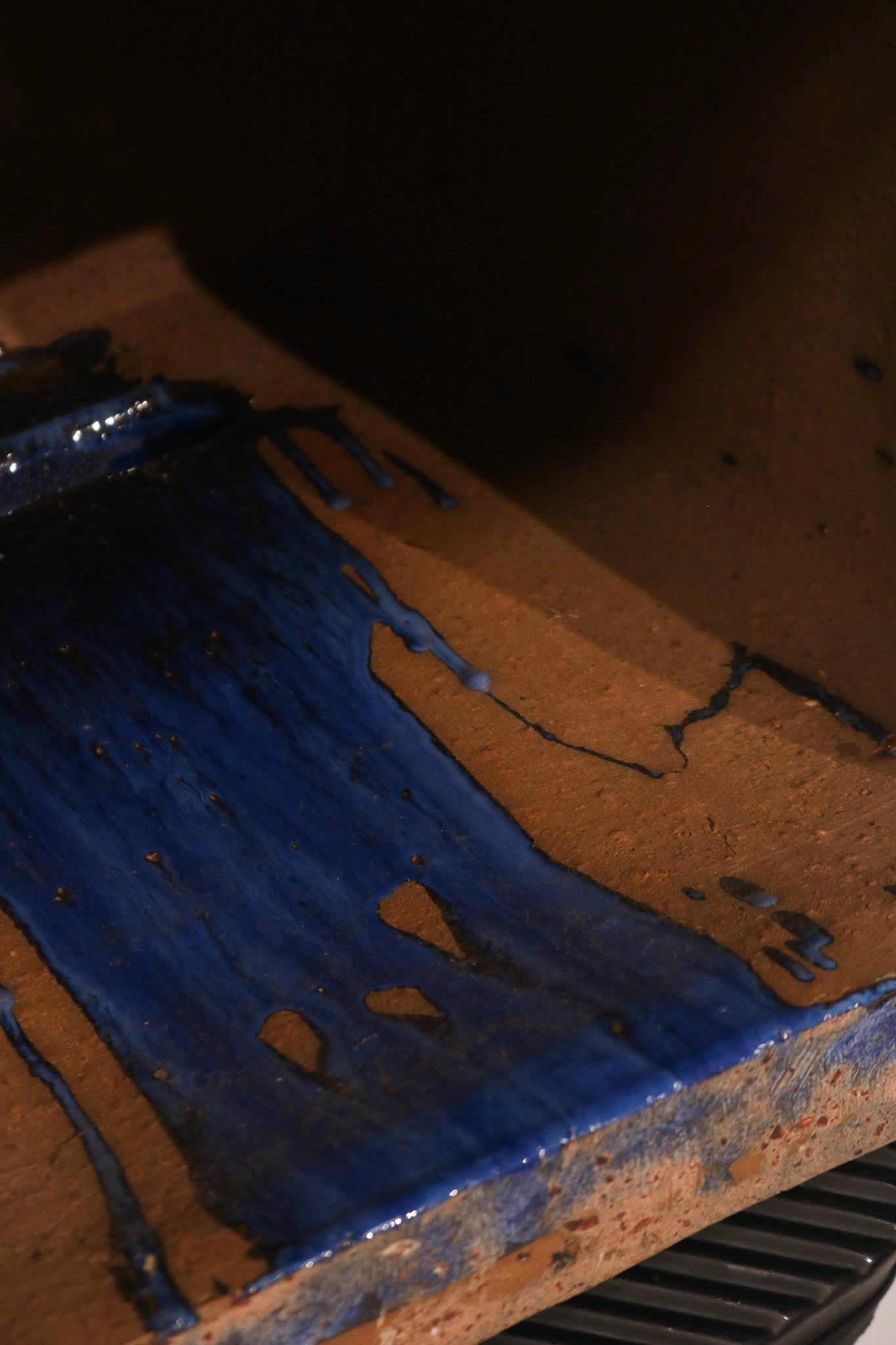Close-up of the bottom edge showing glaze finish and condition