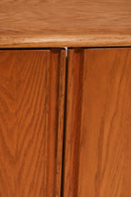 Close-up of the door edge and finger pull mechanism