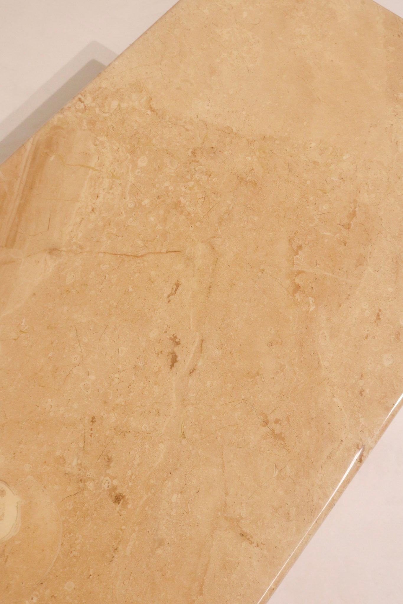 Detail of the table corner showing excellent condition with no chips