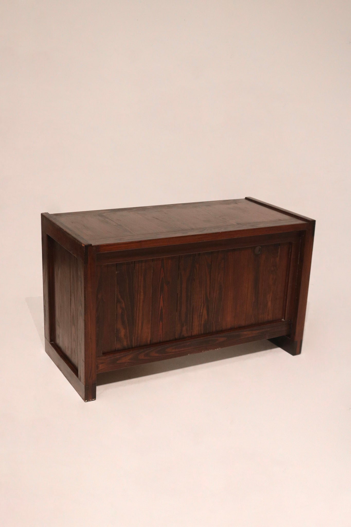 Detailed edge view of the desk top showing refined oak wood stain and texture