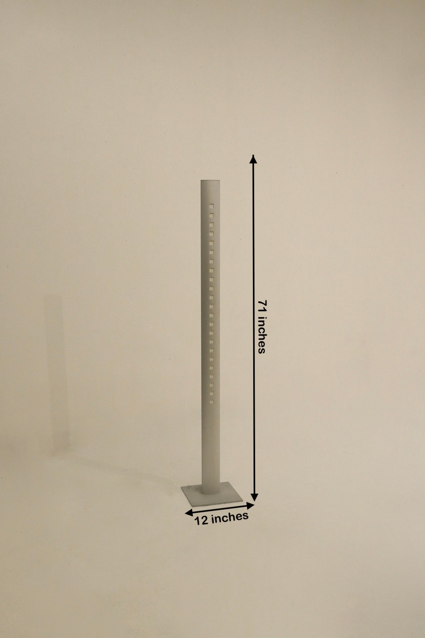 Brushed aluminum finish of Extensia Floor Lamp