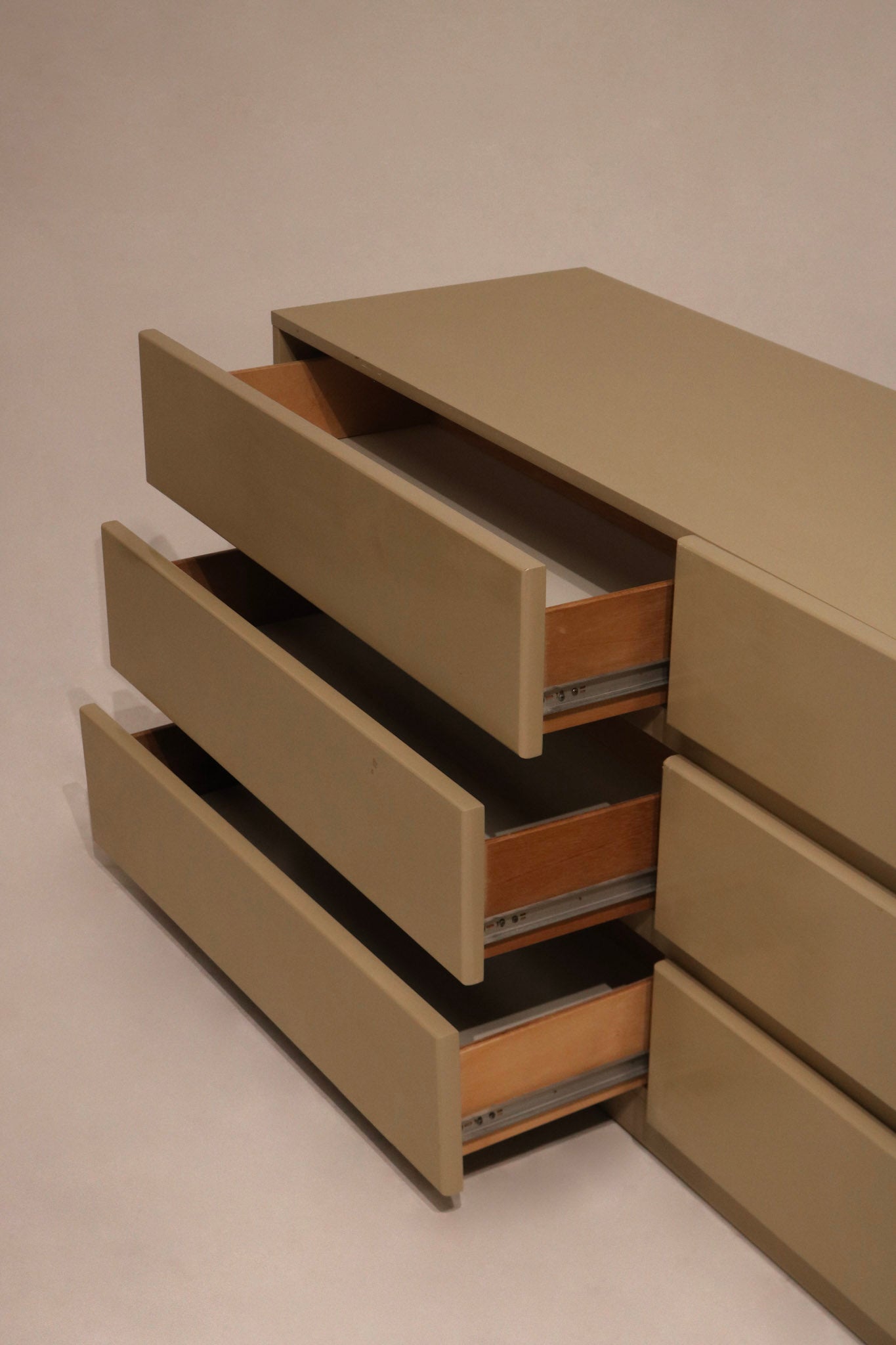 Detailed image of top-left corner showing lacquer shine and construction quality