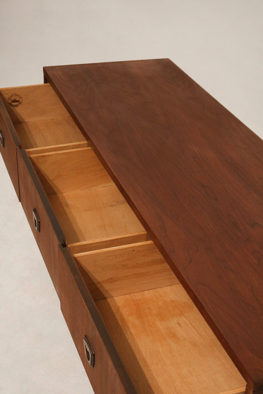 Partial close-up of one corner leg and underside construction