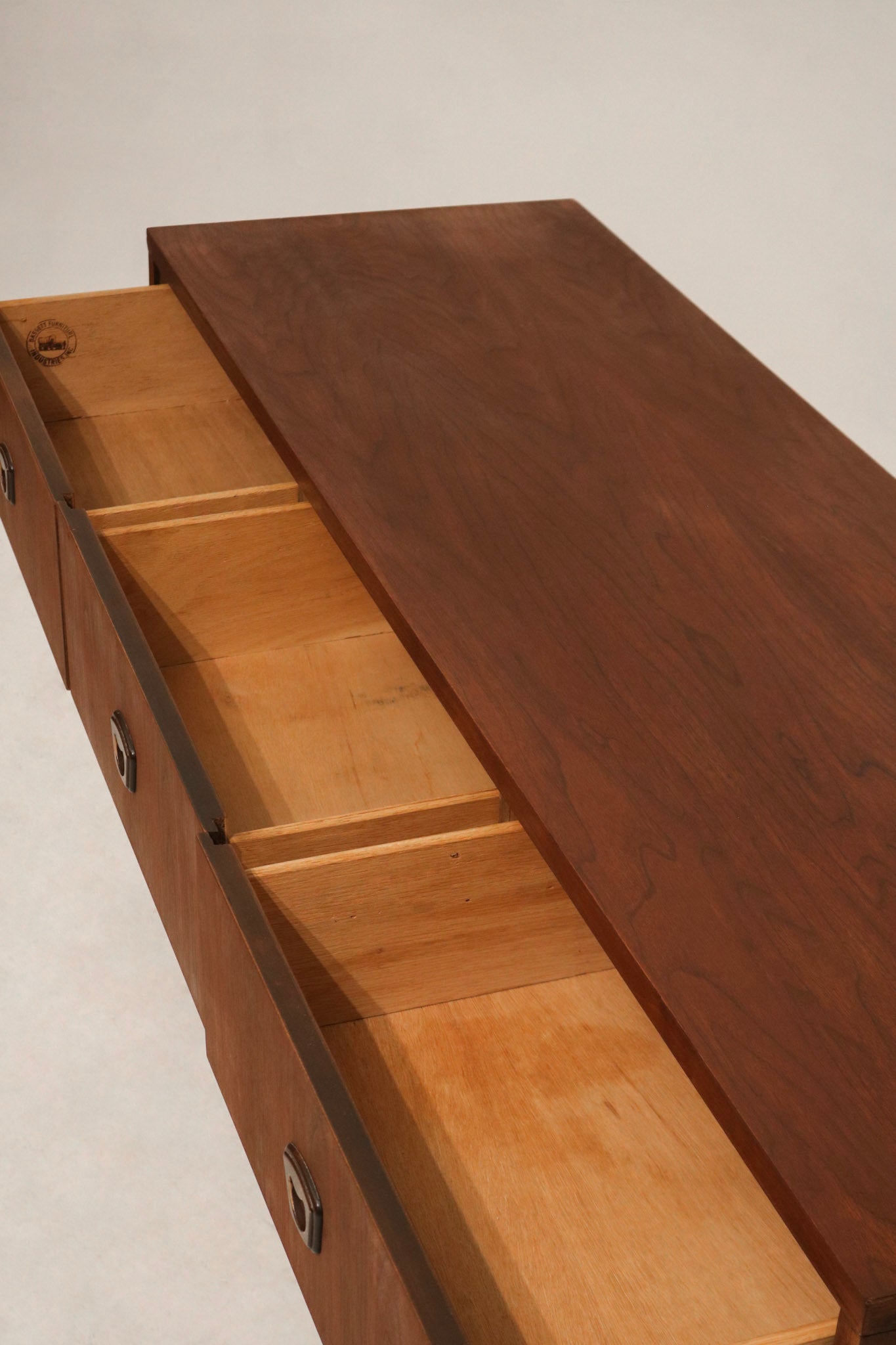 Partial close-up of one corner leg and underside construction