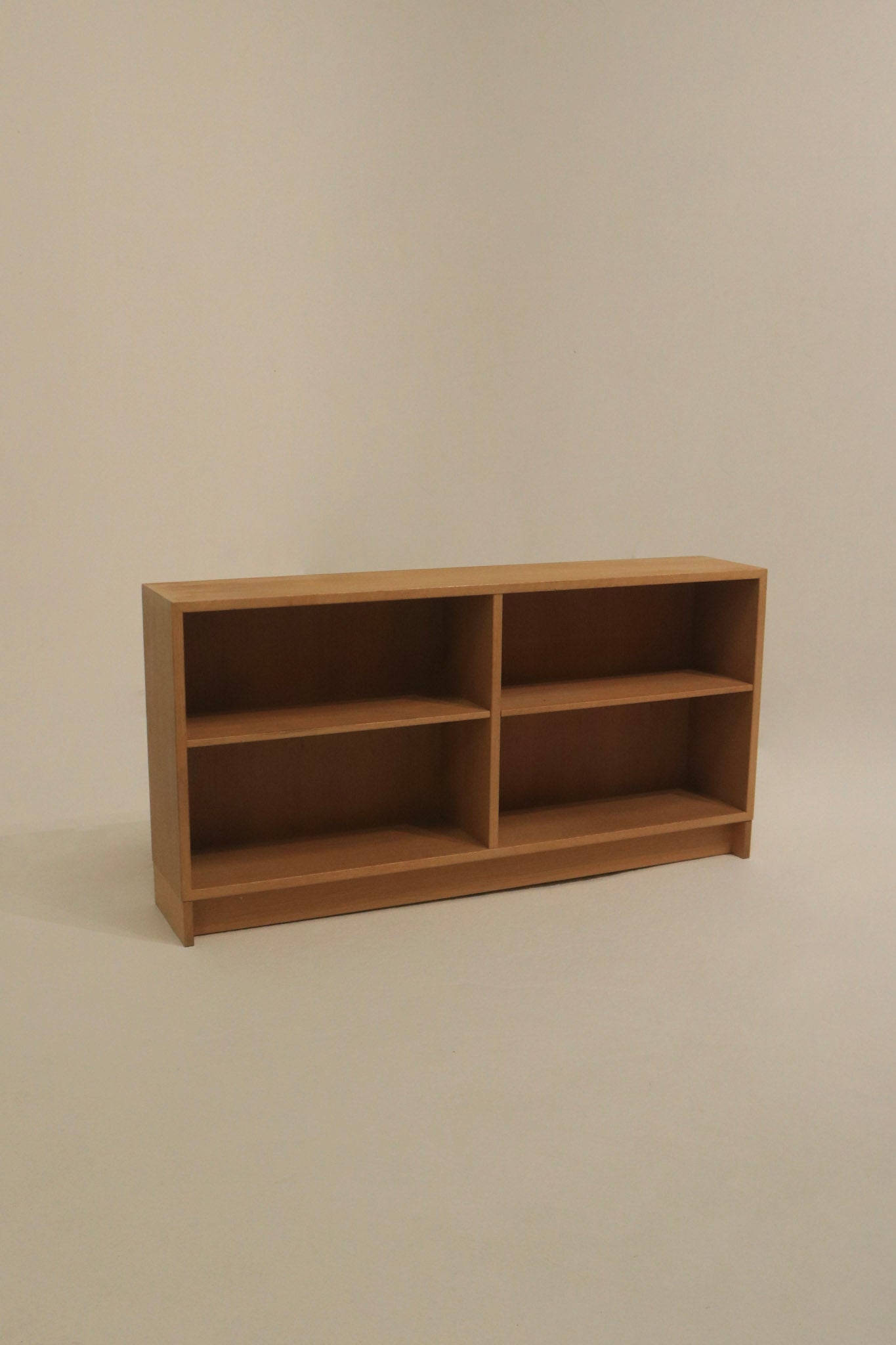Oak wood shelf with adjustable shelves