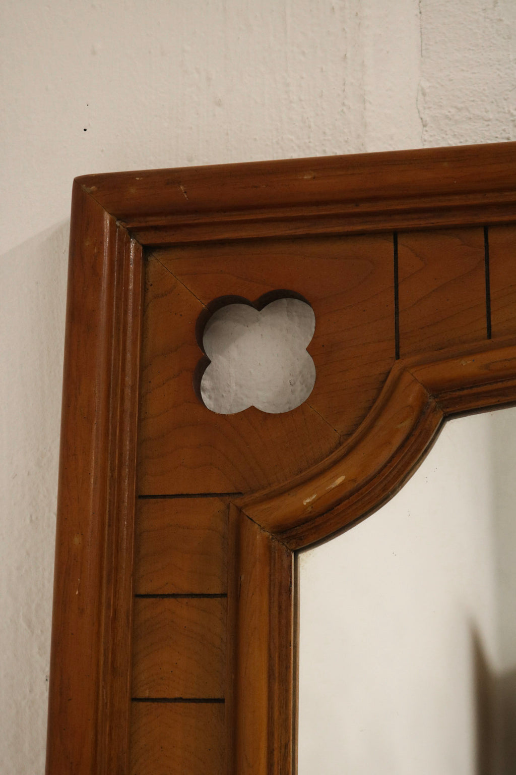 Corner detail of the solid oak wood frame with mitered joint, visible glue lines, aged finish and original hardware.
