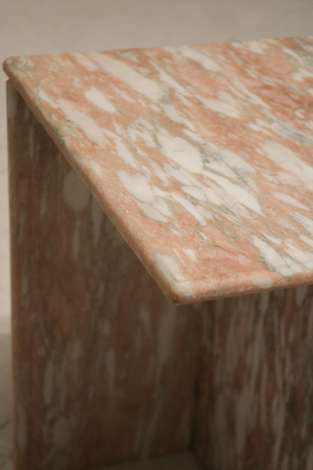 Polished tabletop reflection and marble grain close-up, showing pink tones, subtle veining and premium solid stone quality.