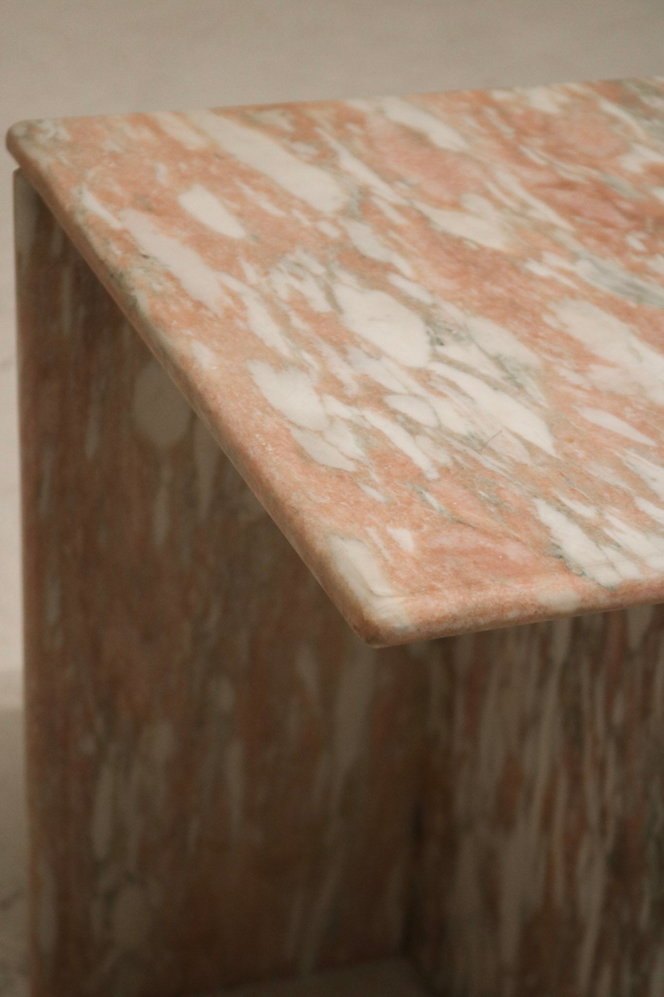 Polished tabletop reflection and marble grain close-up, showing pink tones, subtle veining and premium solid stone quality.