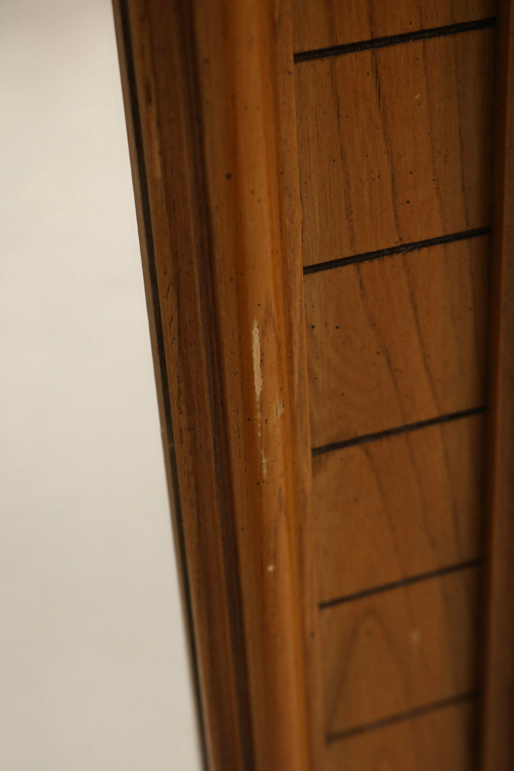Glass close-up in the oak wood frame showing clean mirror surface, minor imperfections and edge detail of the vintage mirror.