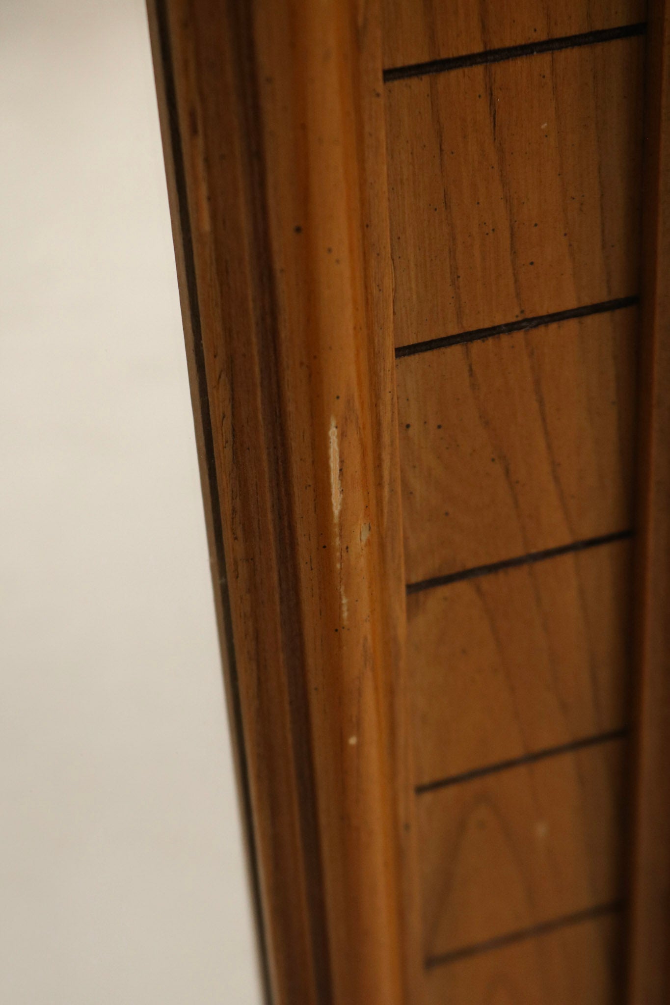 Glass close-up in the oak wood frame showing clean mirror surface, minor imperfections and edge detail of the vintage mirror.