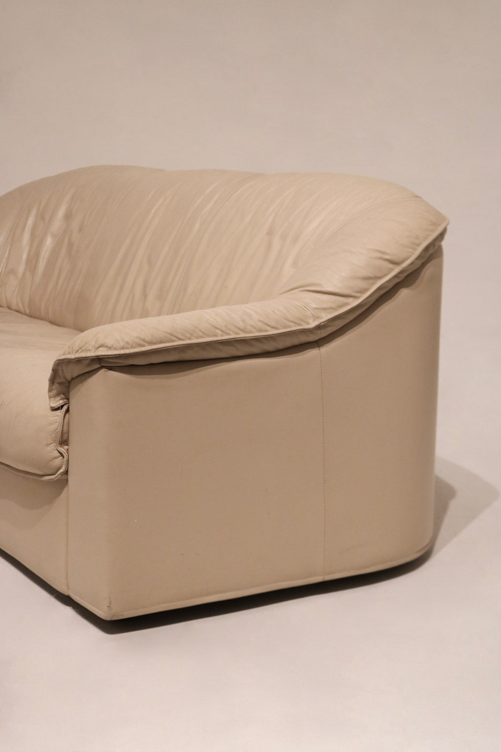 Detailed corner image showing seam alignment and authentic leather aging finish