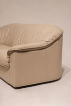 Detailed corner image showing seam alignment and authentic leather aging finish