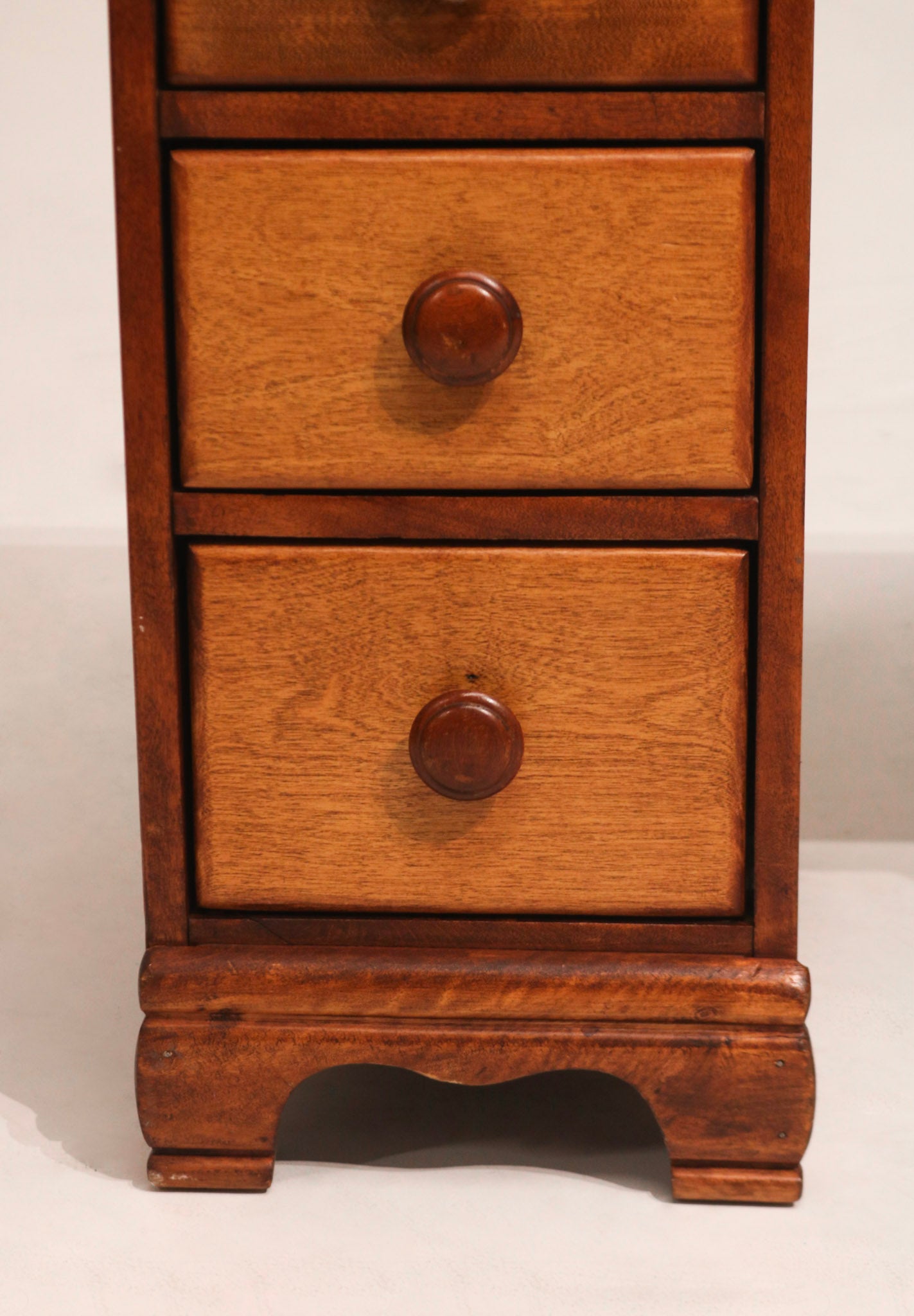 Side close-up capture of desk profile and hand-rubbed maple texture