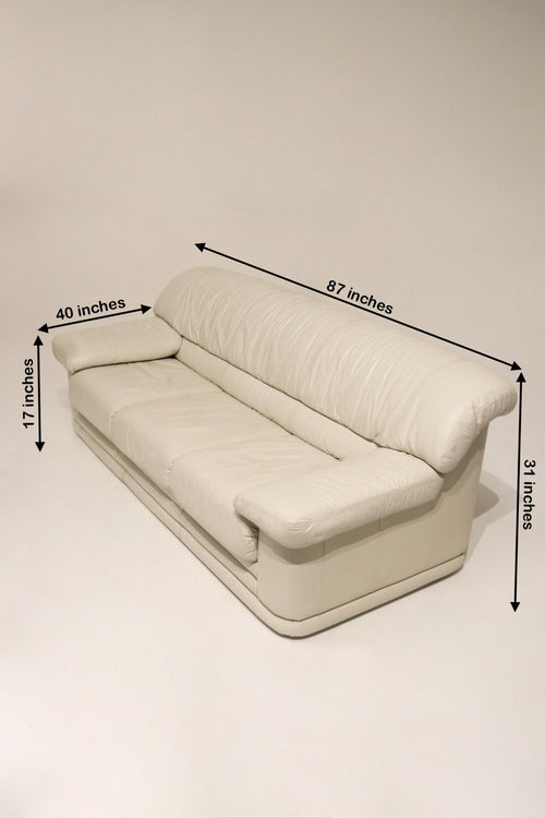 Detailed view of leather scratch