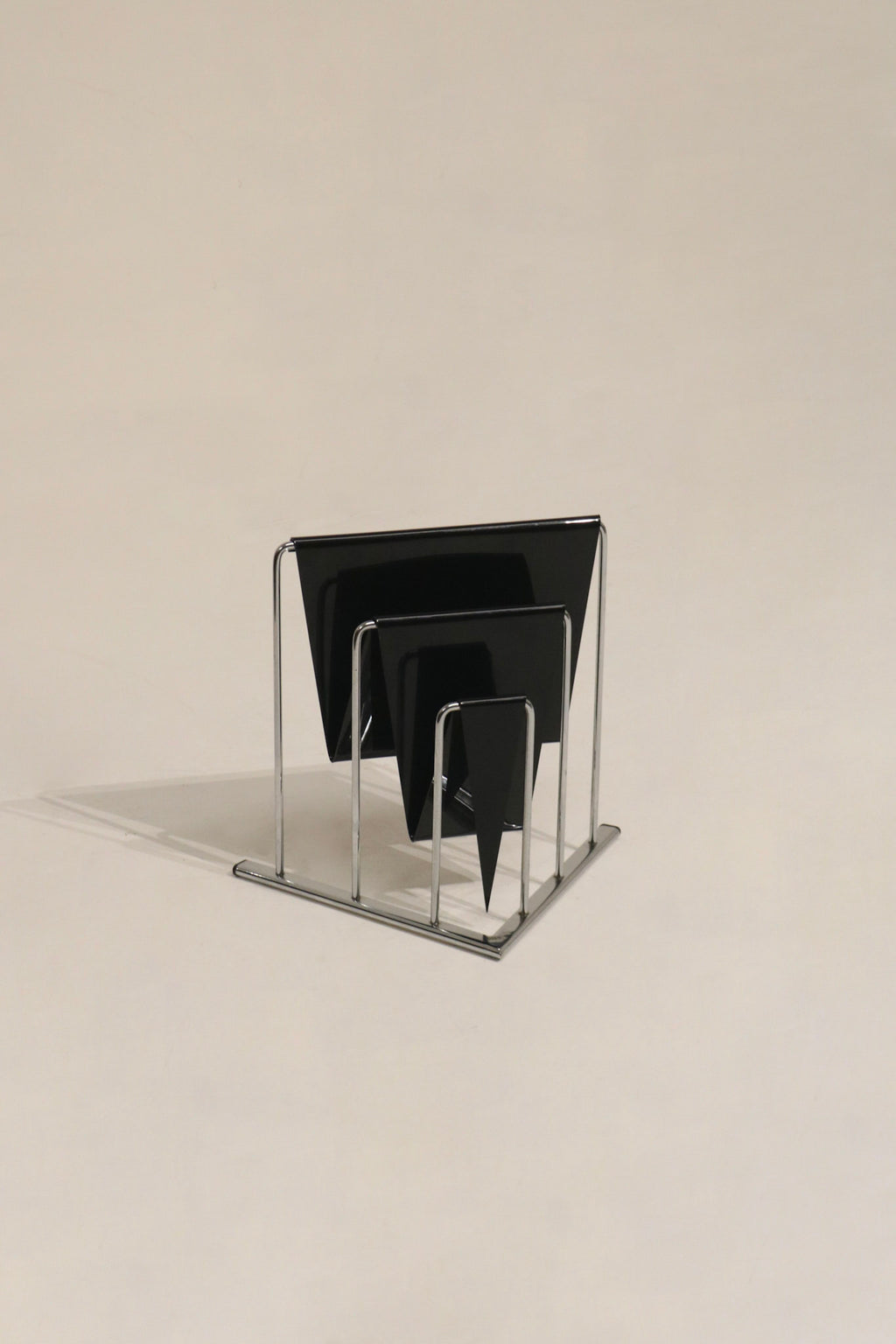 W-shaped chrome frame with acrylic panels