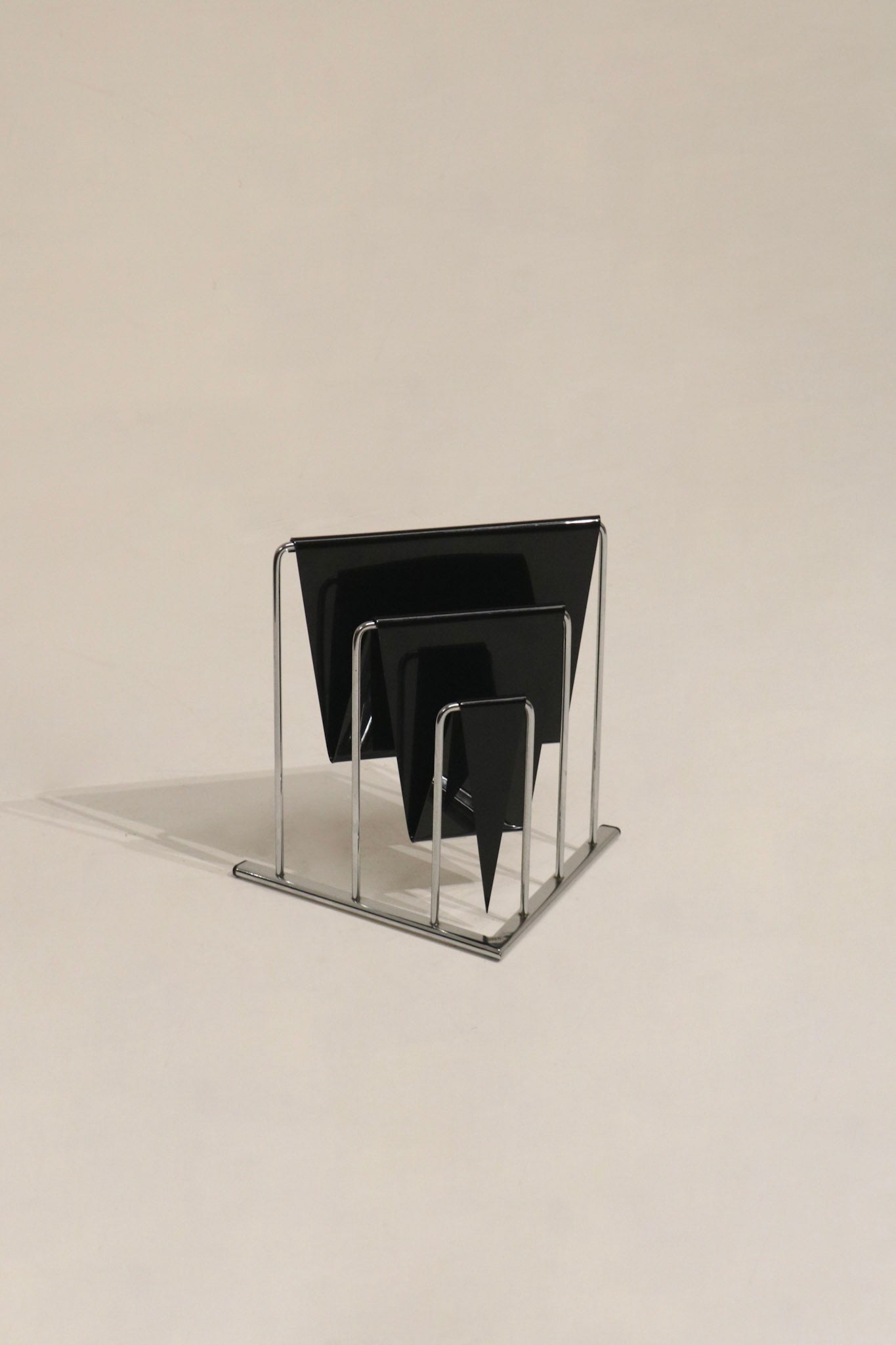 W-shaped chrome frame with acrylic panels