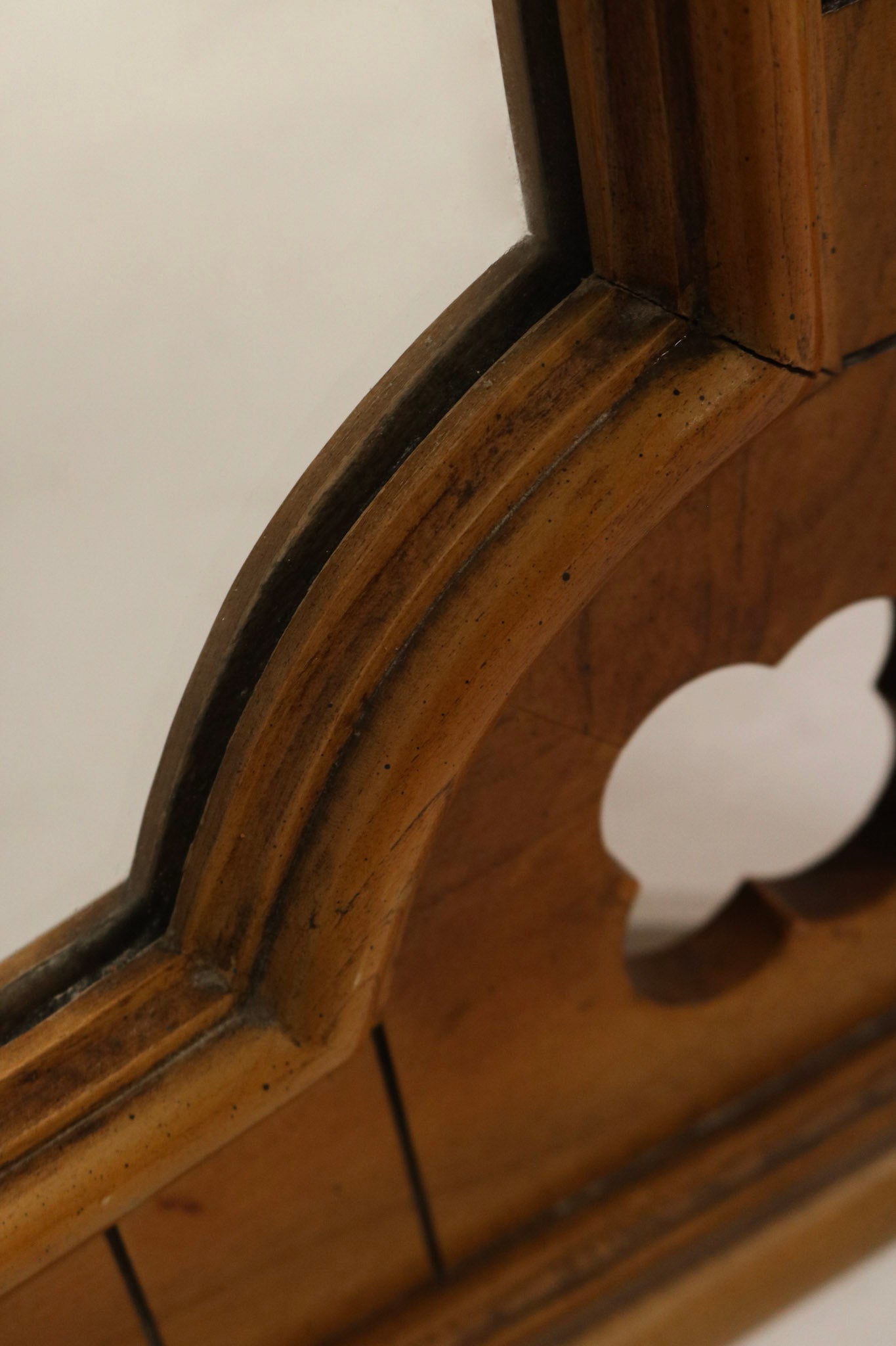 Frame profile showing oak thickness, recessed mirror edge, flush glass and vintage wooden surround.