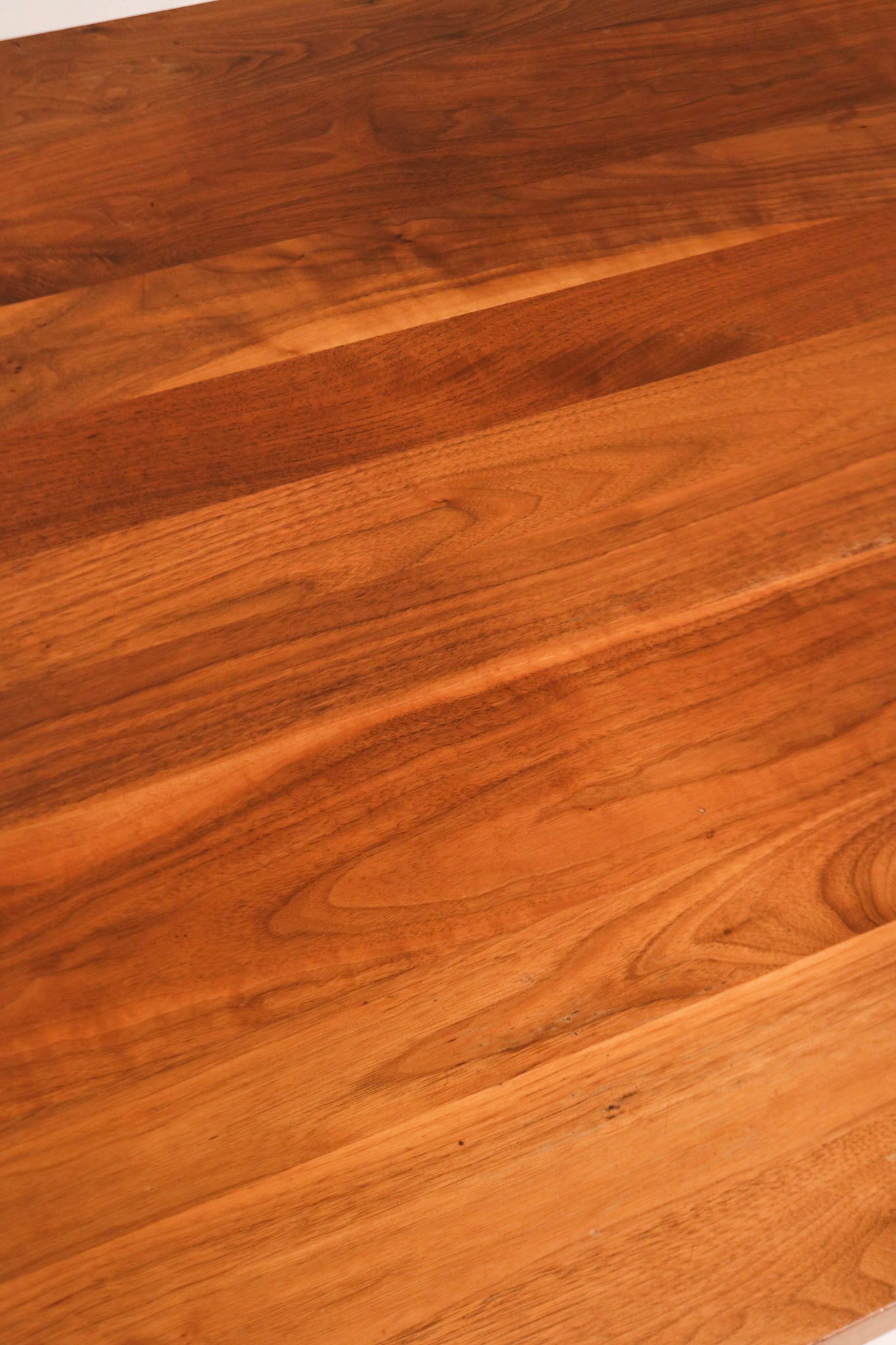 Side profile of the table emphasizing the natural wood edge and robust build