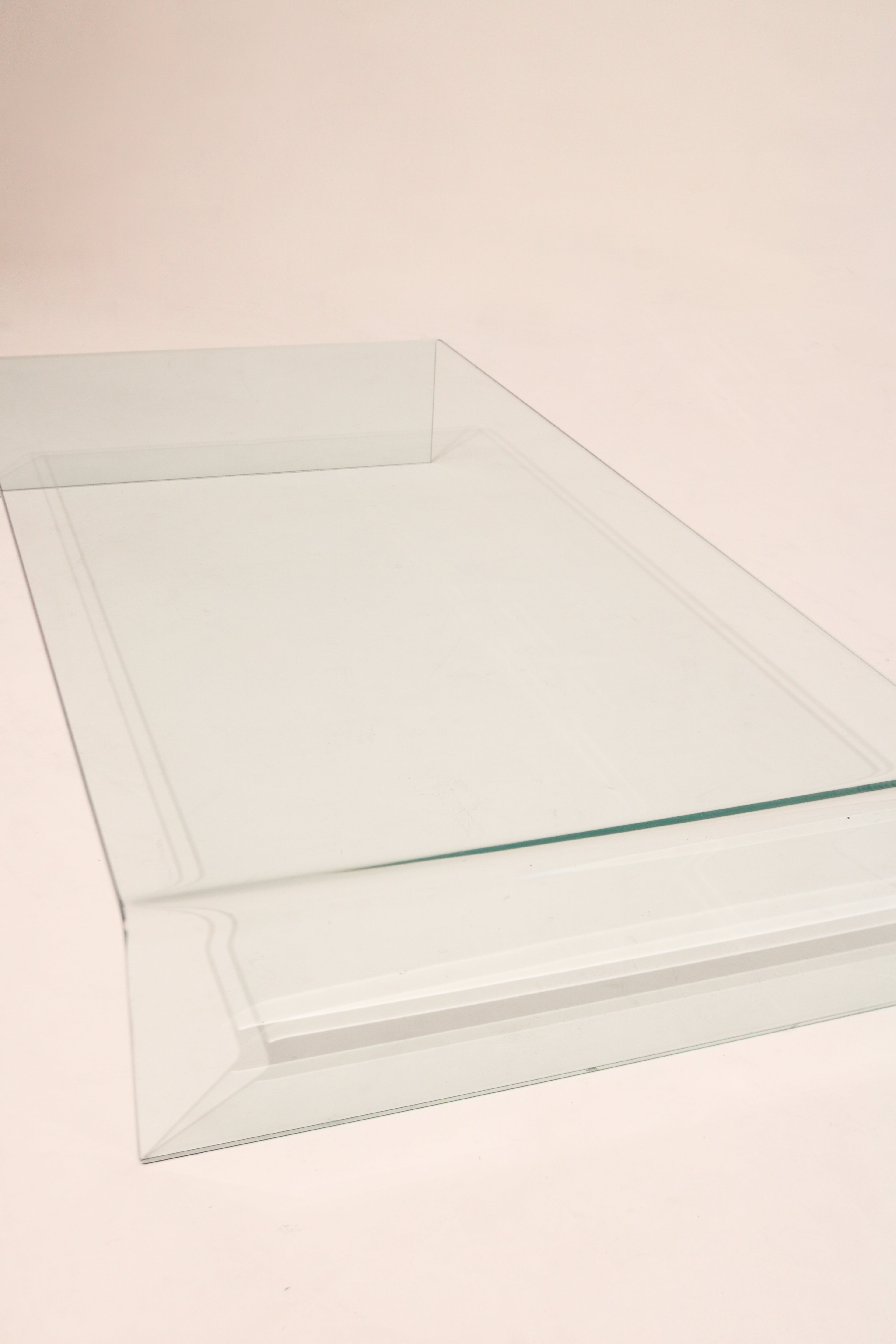 Close-up on the support structure of the glass waterfall design with sturdy, elegant posture