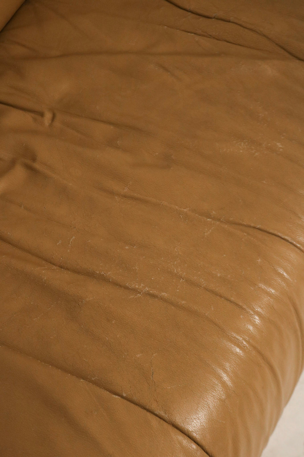 Contrast angle of sofa armrest and leather craftsmanship details