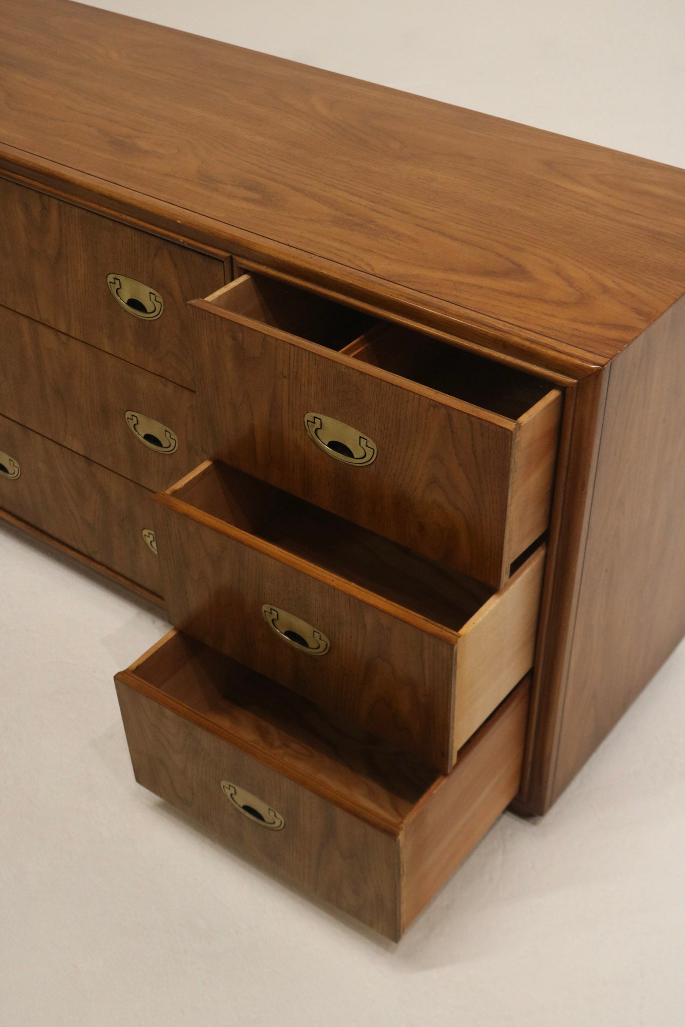 DRESSER 8 IMG_4684