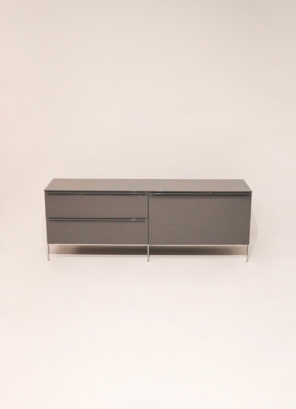 Front view of the Capellini modern lacquered wood TV unit with sleek metal base