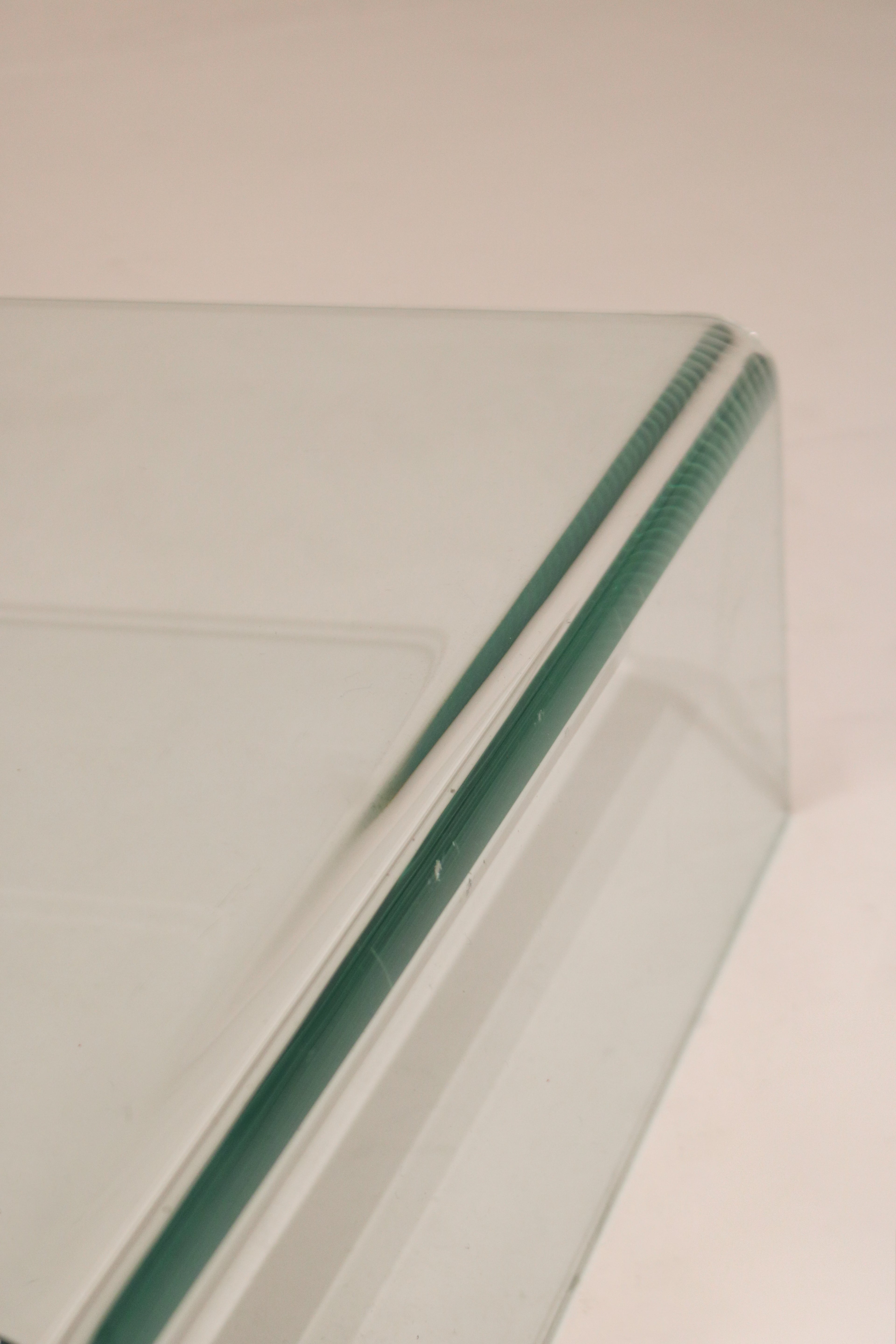 View of the table’s solid glass legs and junction points showing high craftsmanship and structure