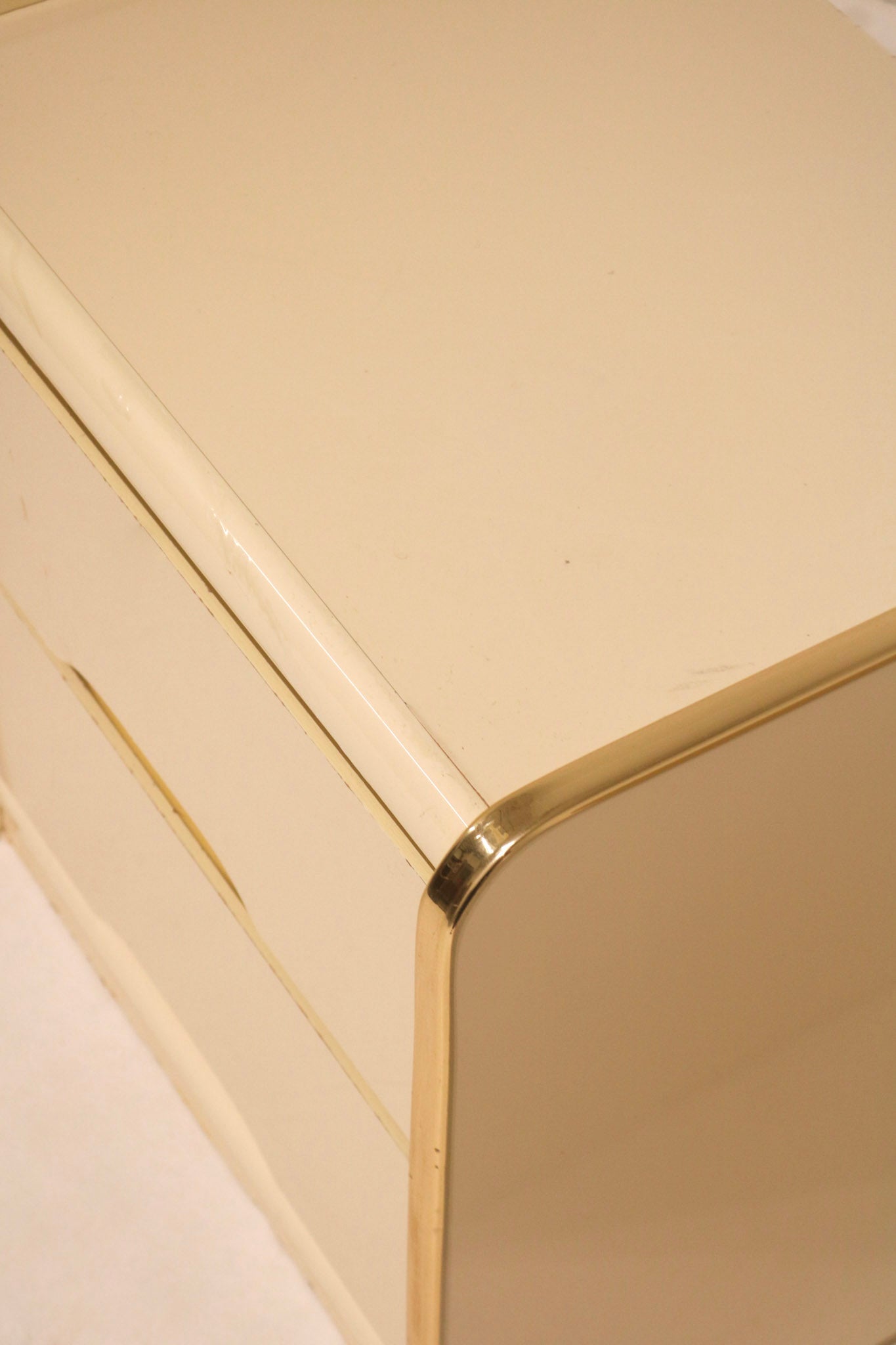 Side profile of drawer showing white lacquered front and wood side structure