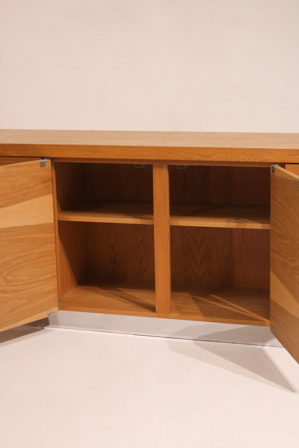 Detail of the drawer slide mechanism and smooth operation