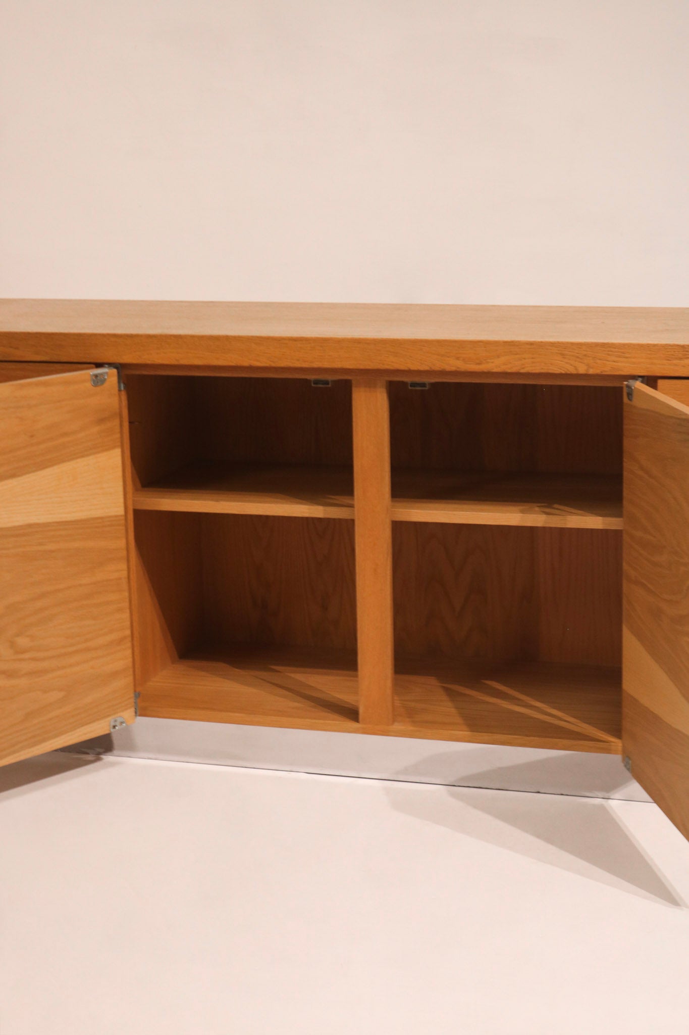 Detail of the drawer slide mechanism and smooth operation