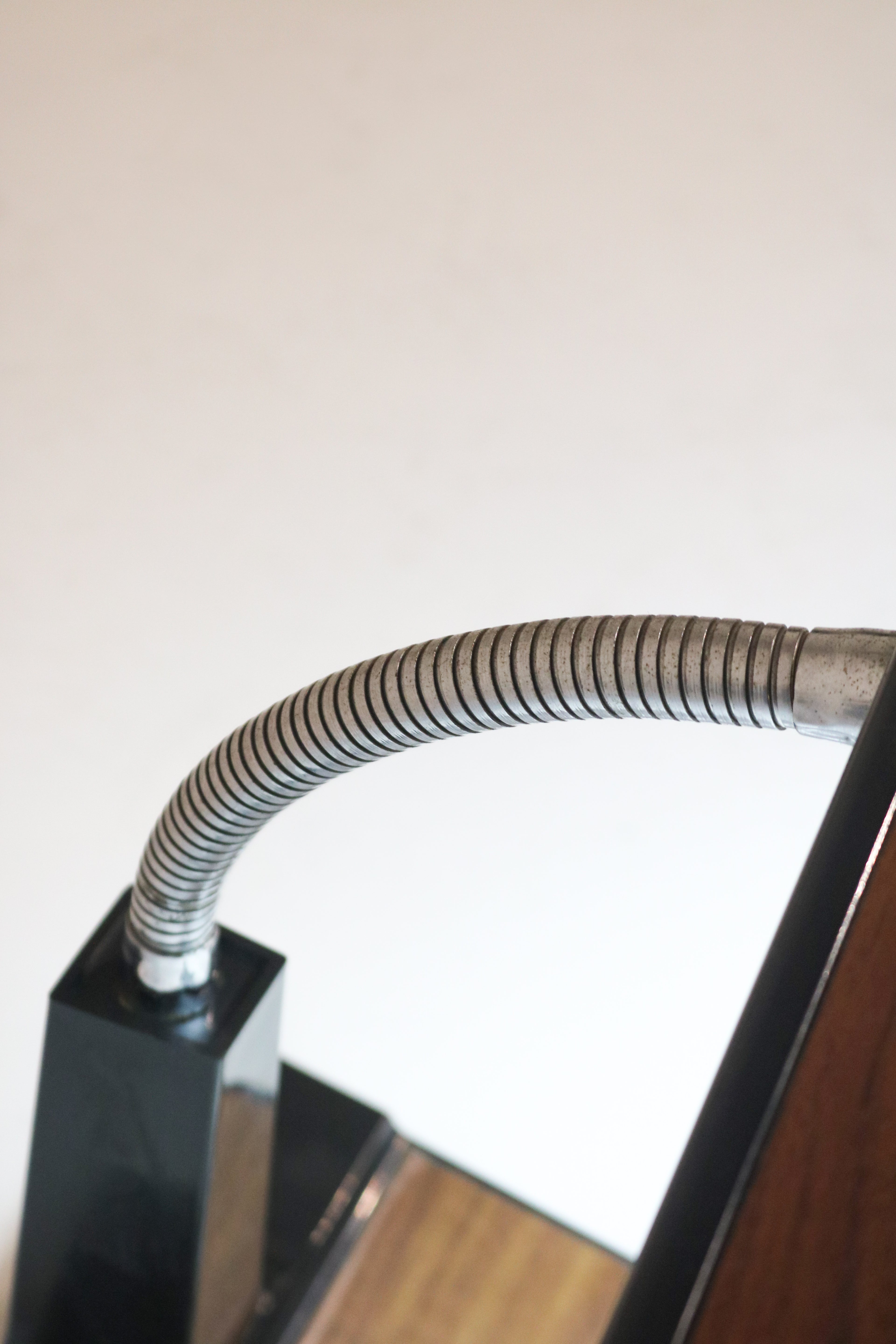 Close-up of the flexible chrome gooseneck arm connecting base and shade