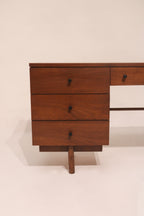 Full front view highlighting the asymmetric single-pedestal design