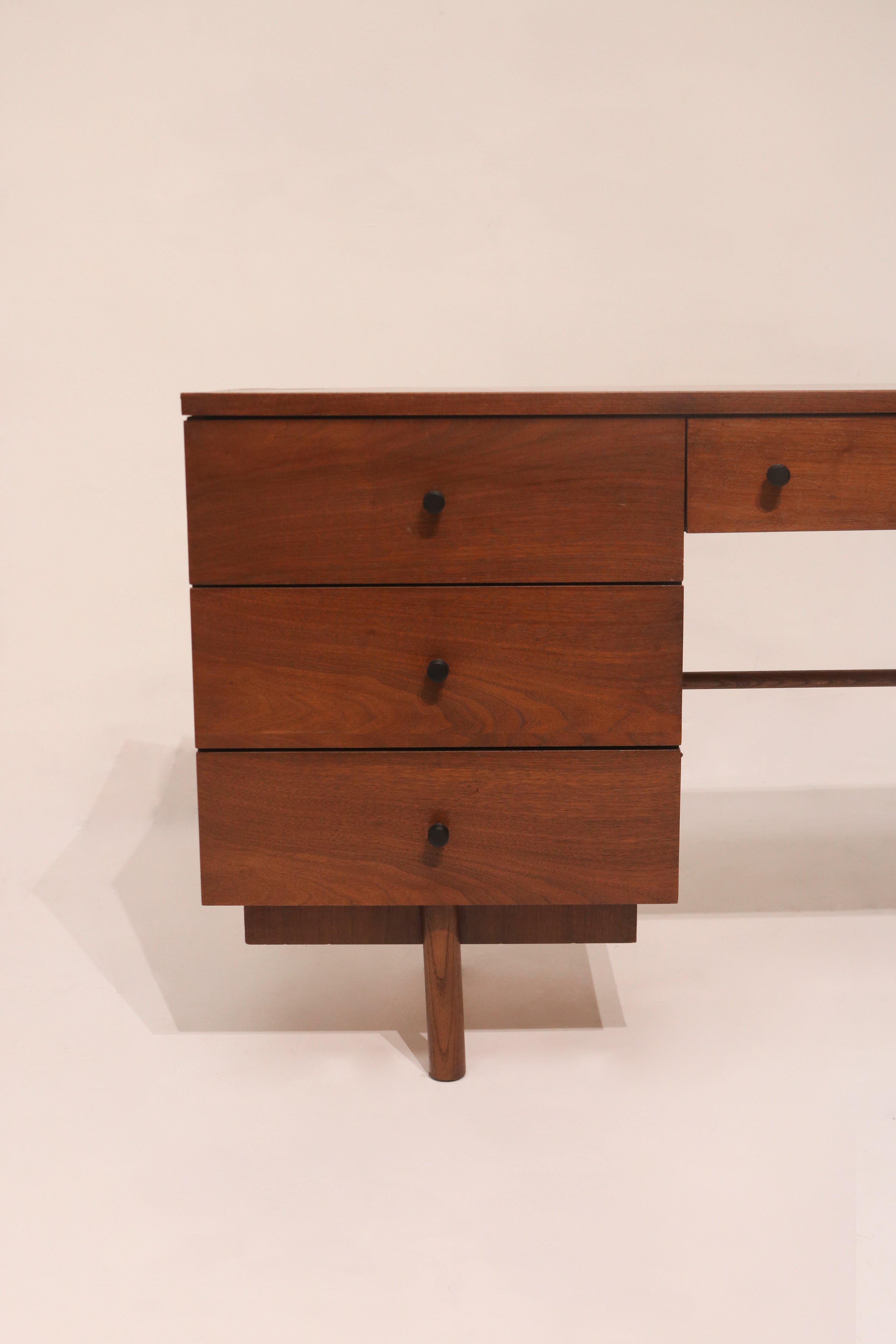 Full front view highlighting the asymmetric single-pedestal design