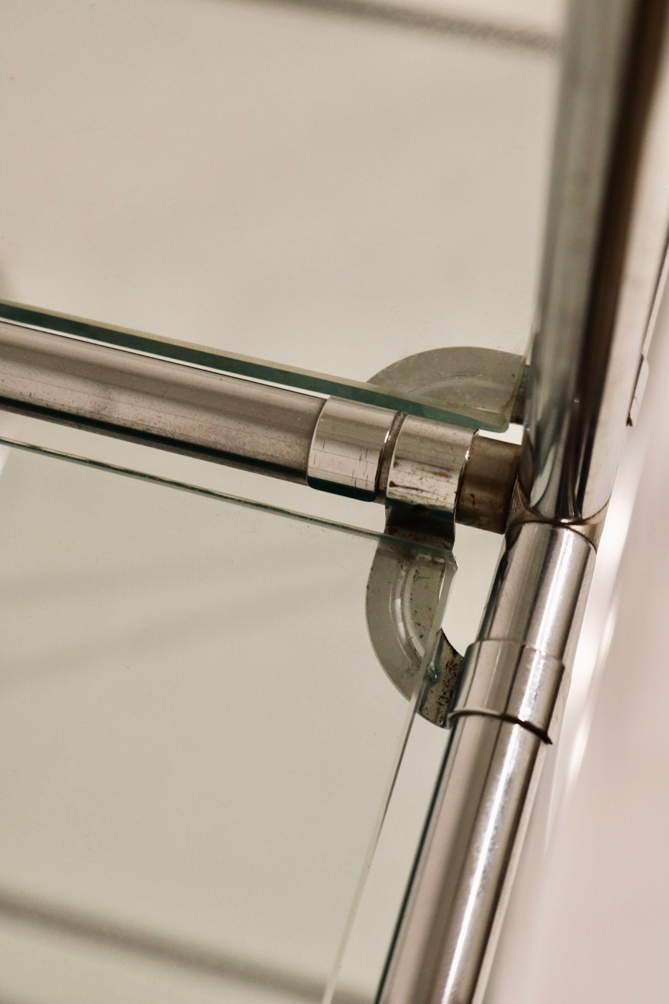 Close-up of glass shelf support clip and corner construction
