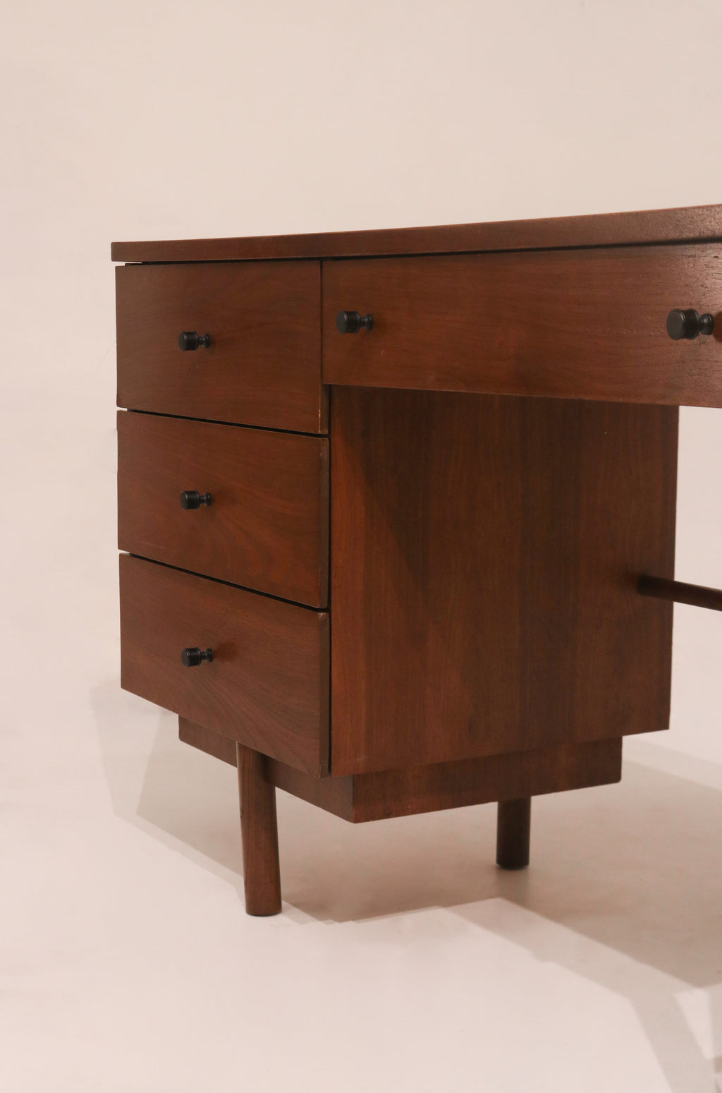 Left side profile view showing the drawer stack and leg clearance