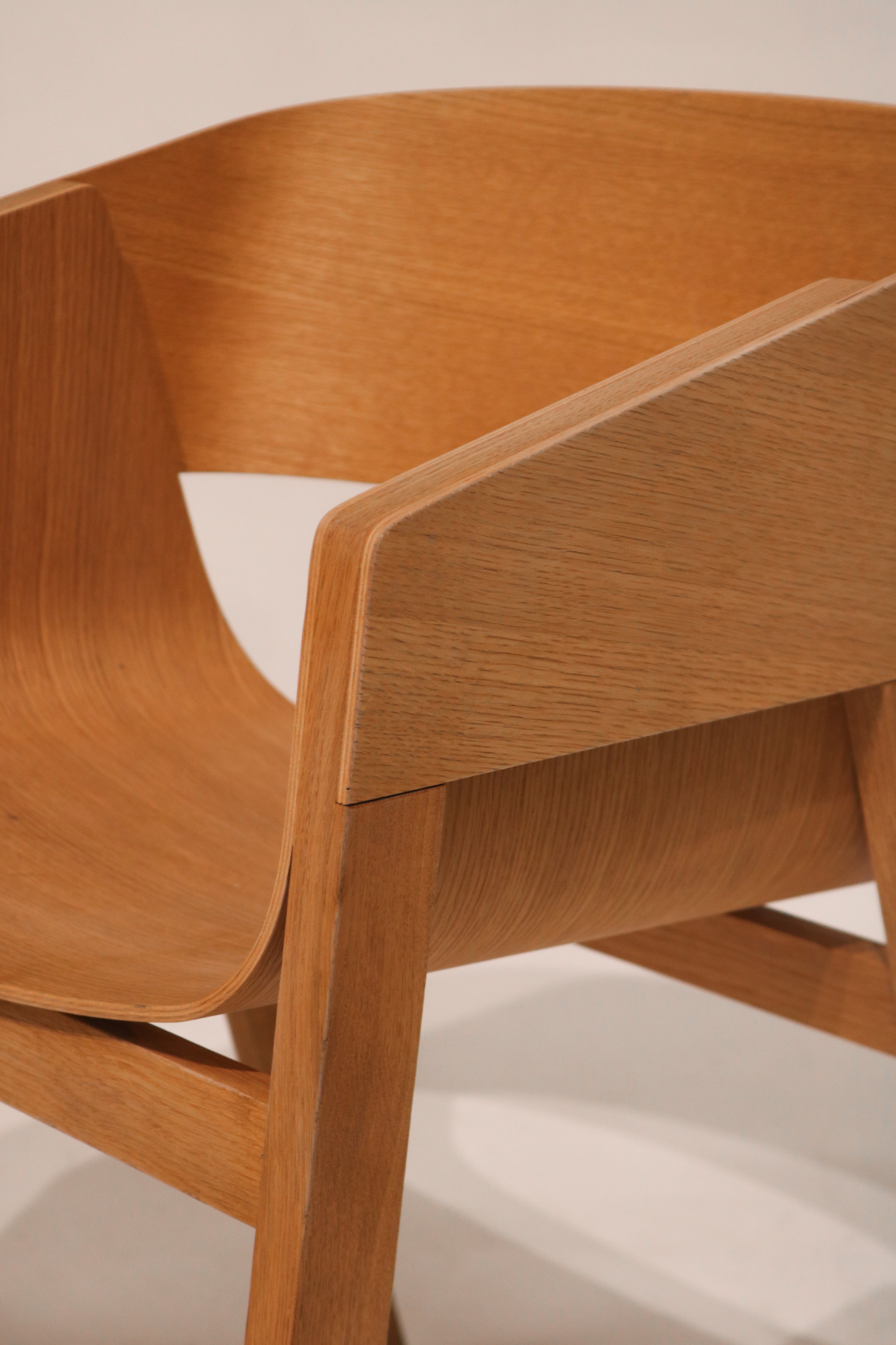 Left side angle highlighting prismatic leg geometry and seat attachment