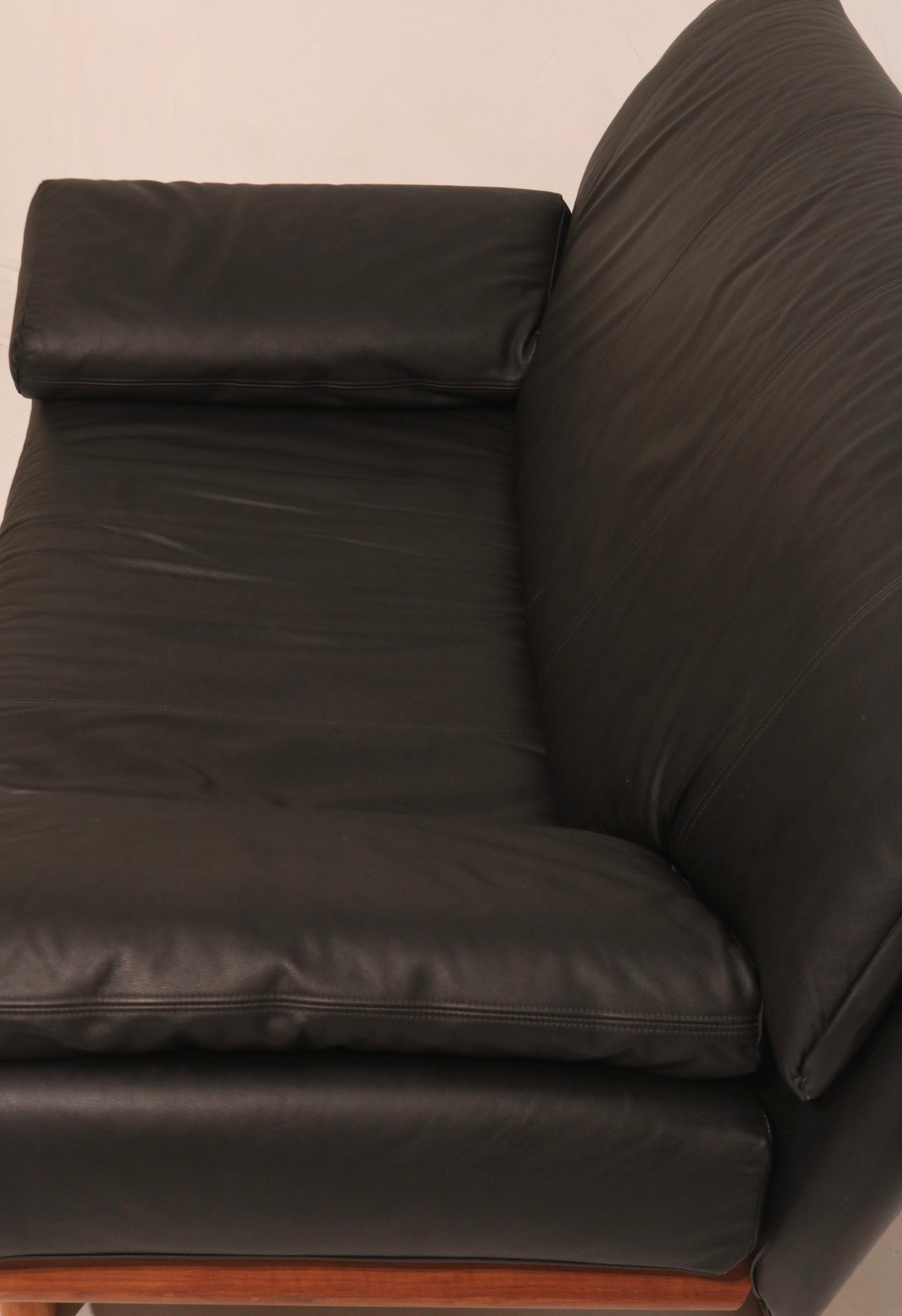 Left side view showing cushion profile and teak leg base