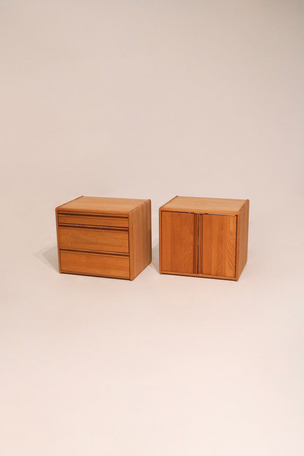 Set of 2 mid-century modern solid oak nightstands by CWD 1980s